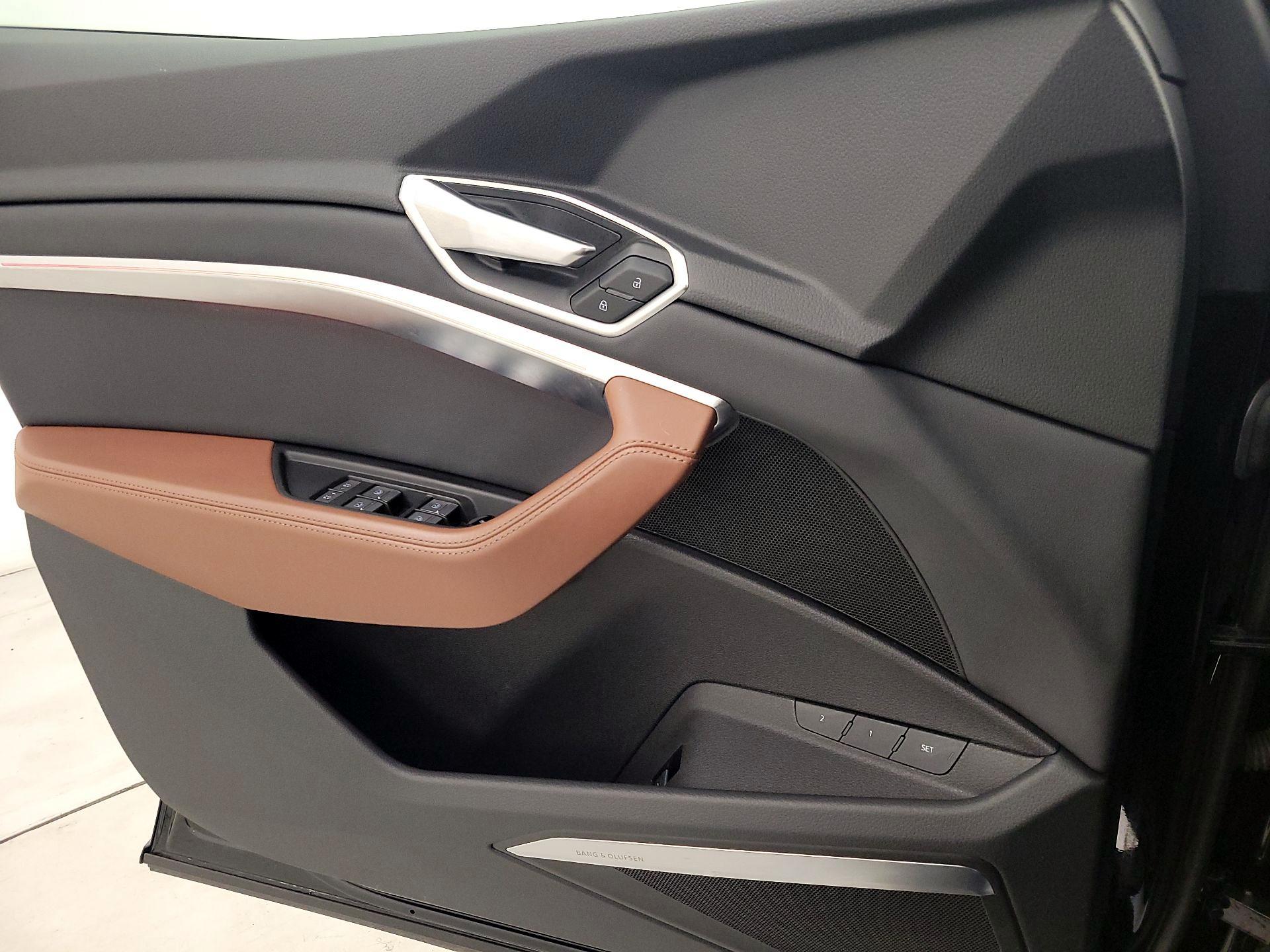 Thumbnail: 2022 Audi e-tron S - 12