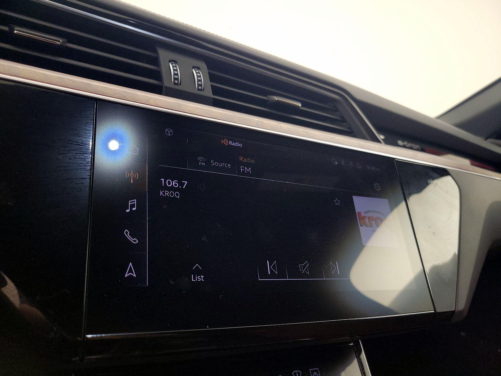 Thumbnail: 2022 Audi e-tron S - 16