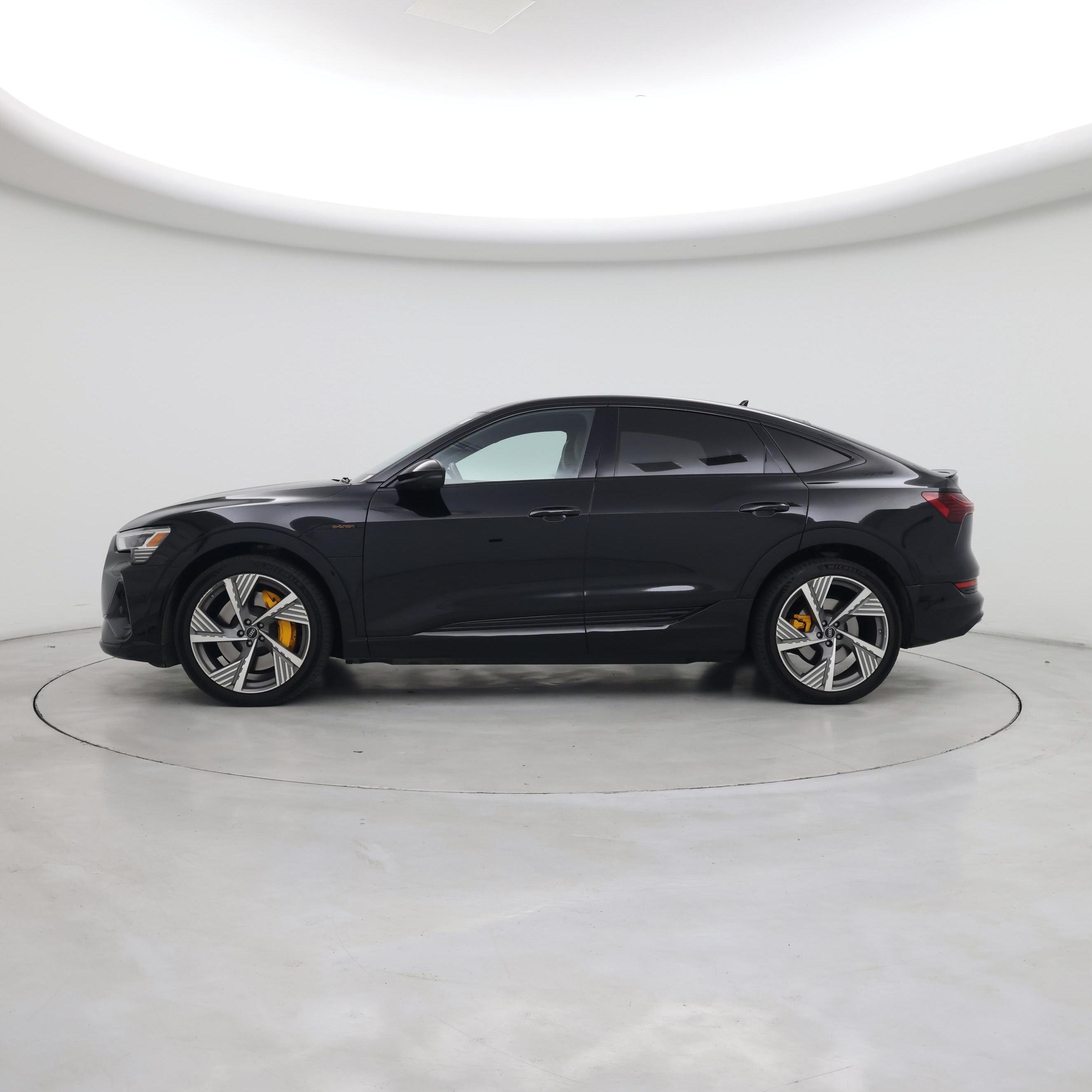 Thumbnail: 2022 Audi e-tron S - 3