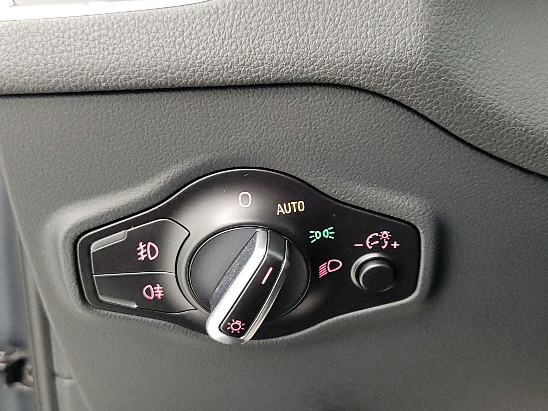 Thumbnail: 2016 Audi SQ5 - 13