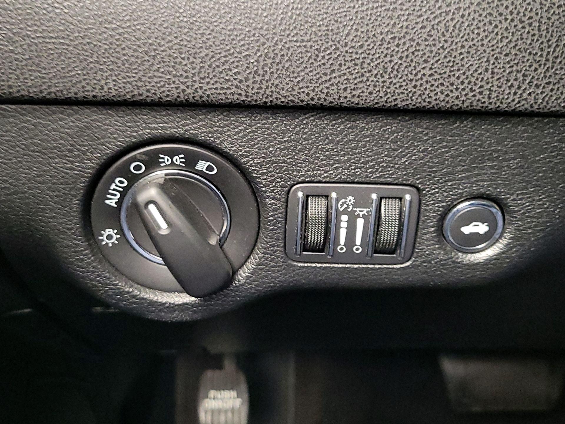 Thumbnail: 2018 Chrysler 300 - 13