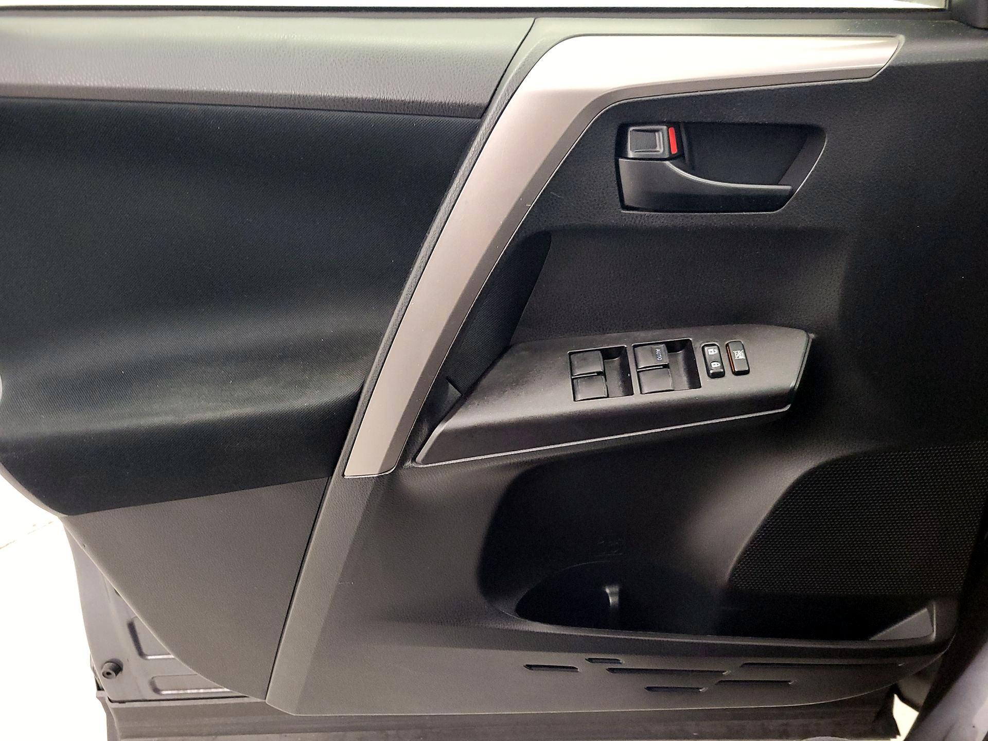 Thumbnail: 2016 Toyota RAV4 - 12