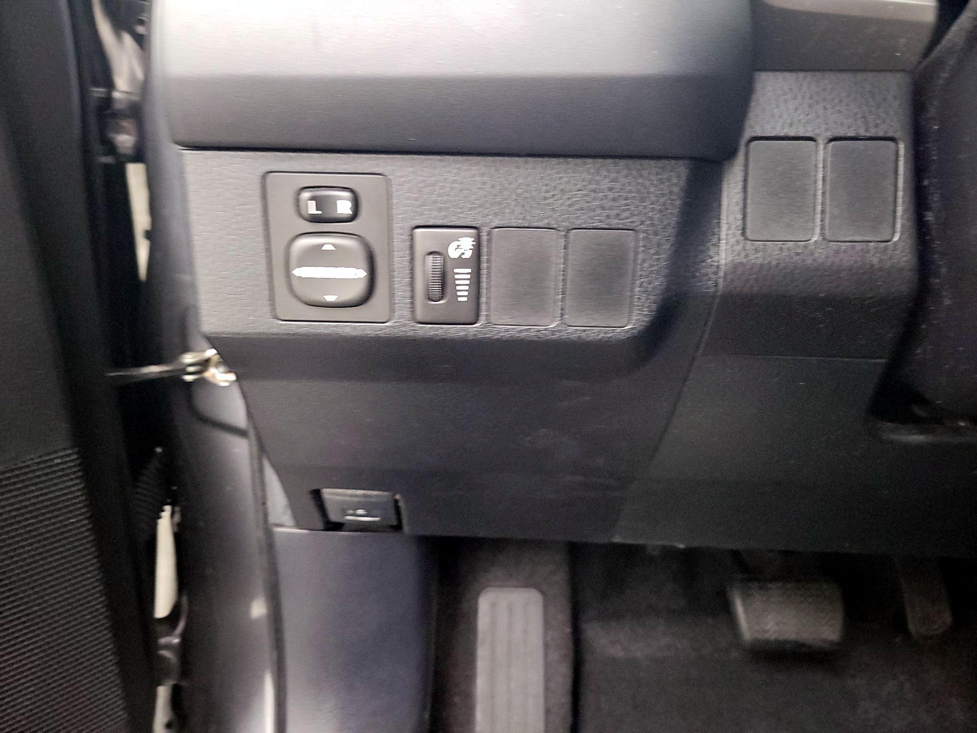 Thumbnail: 2016 Toyota RAV4 - 13