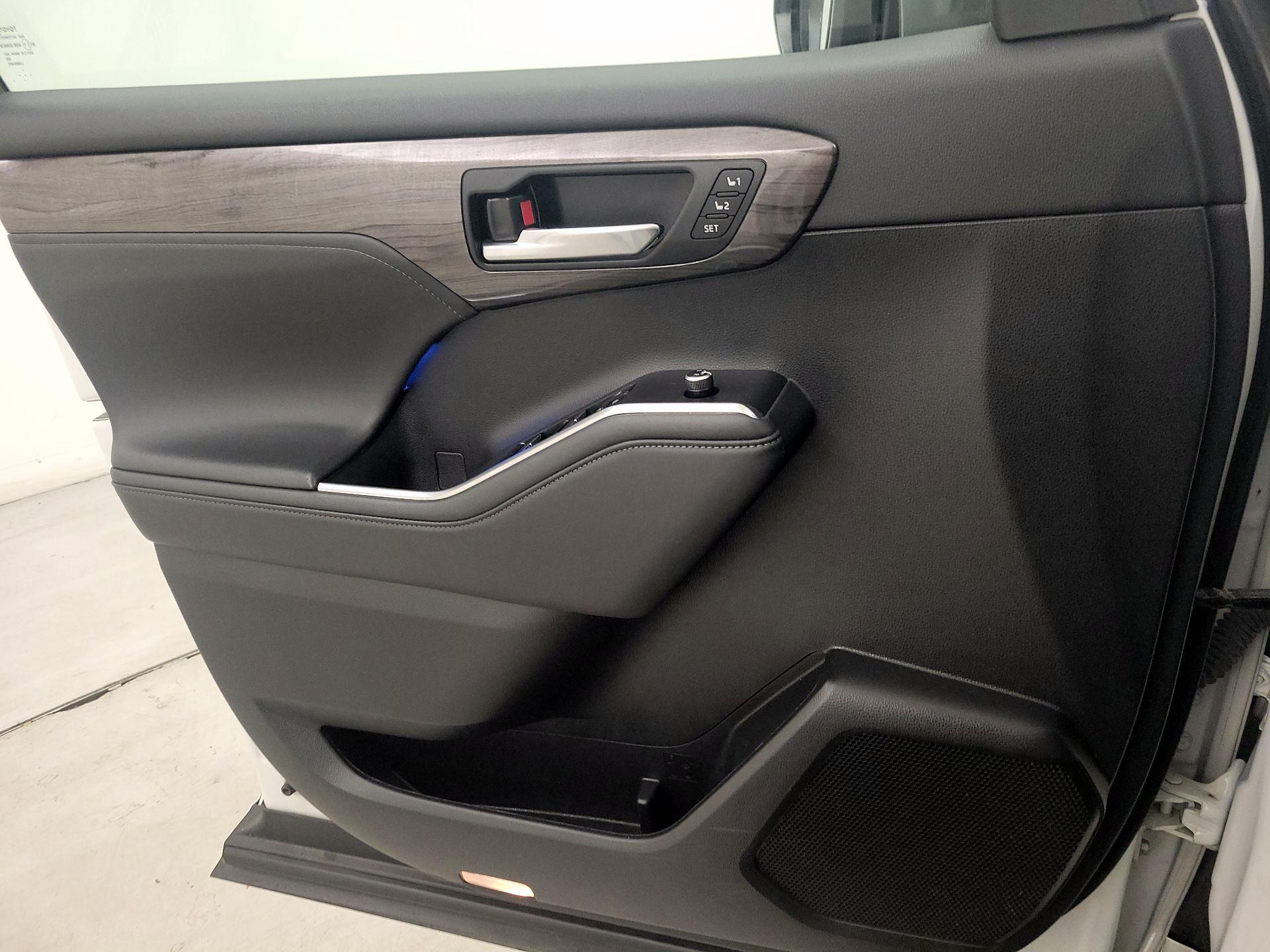 Thumbnail: 2022 Toyota Highlander - 12