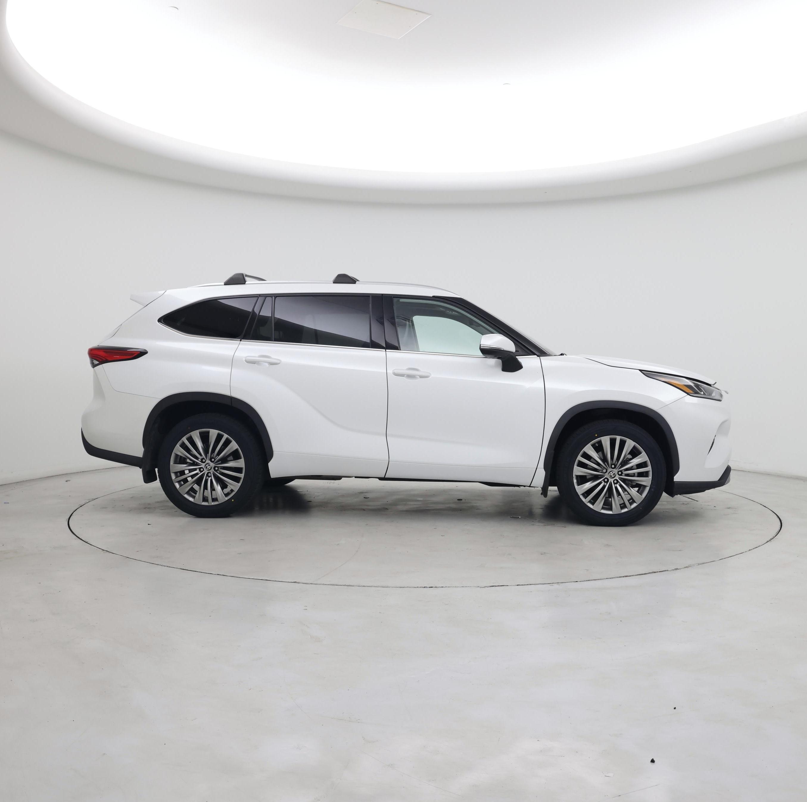 Thumbnail: 2022 Toyota Highlander - 7