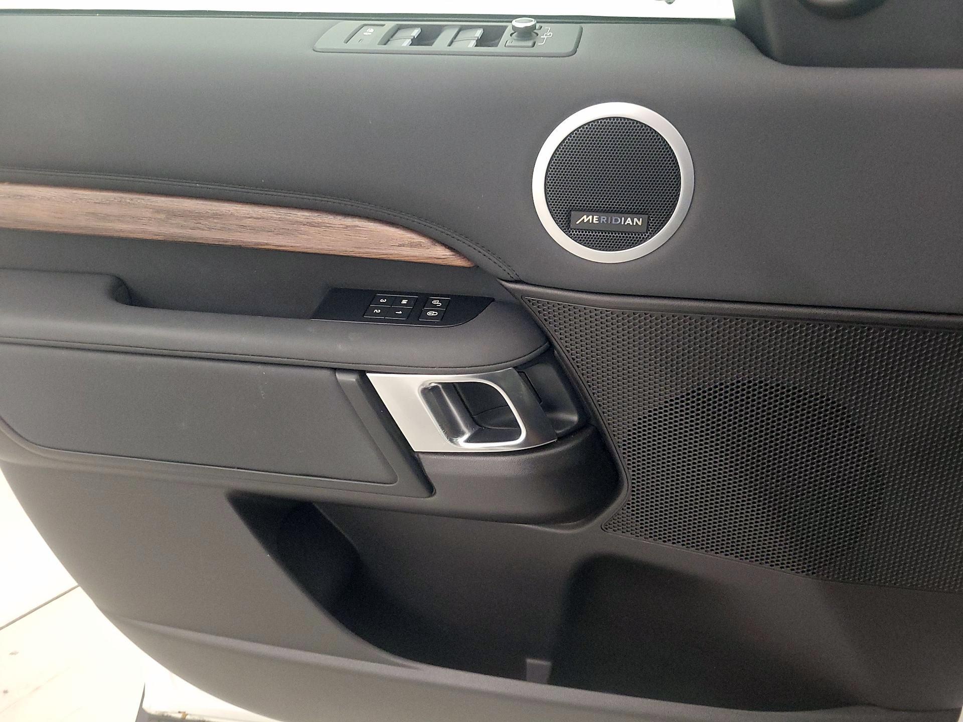 Thumbnail: 2018 Land Rover Discovery - 12