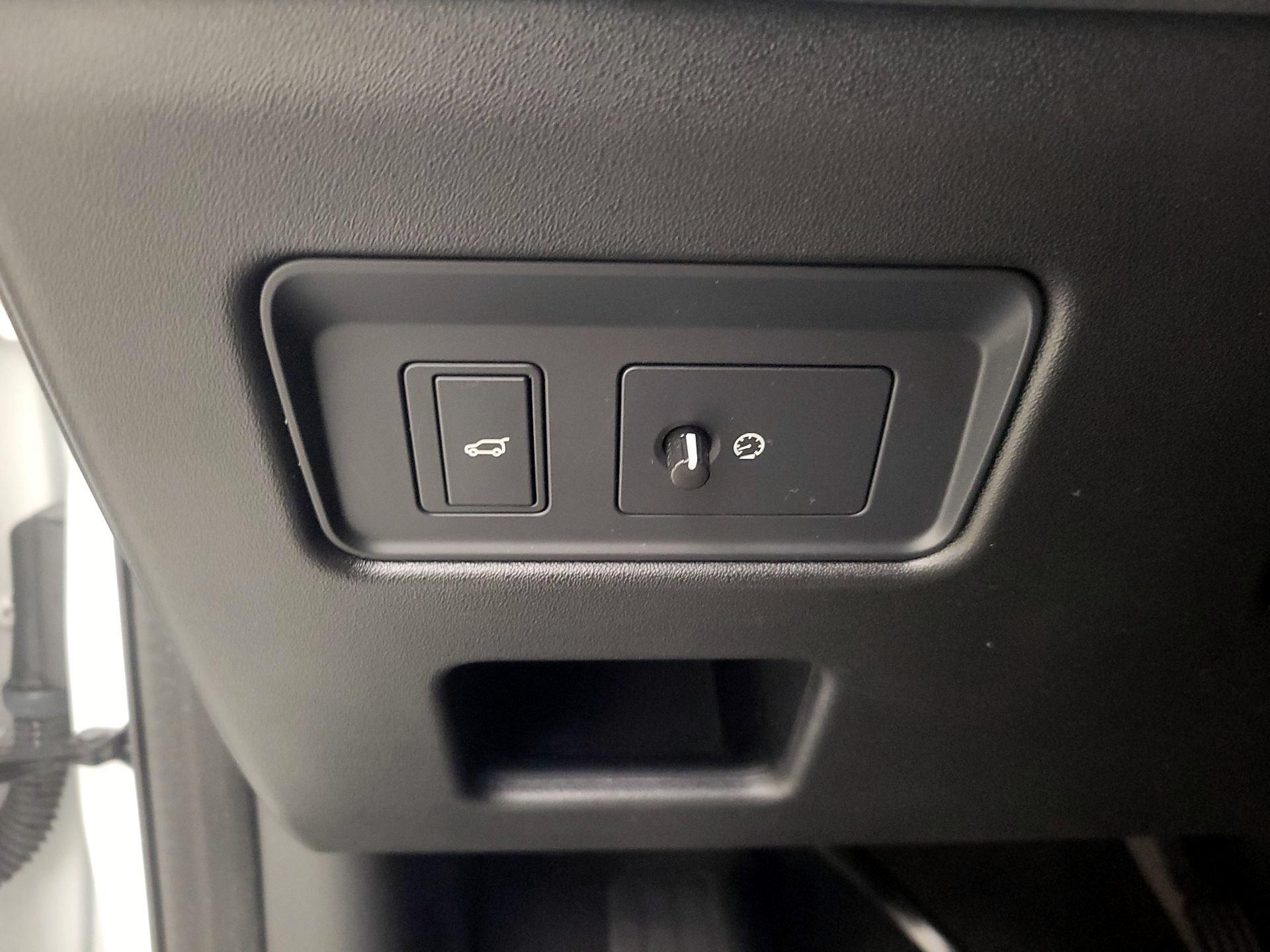 Thumbnail: 2018 Land Rover Discovery - 13