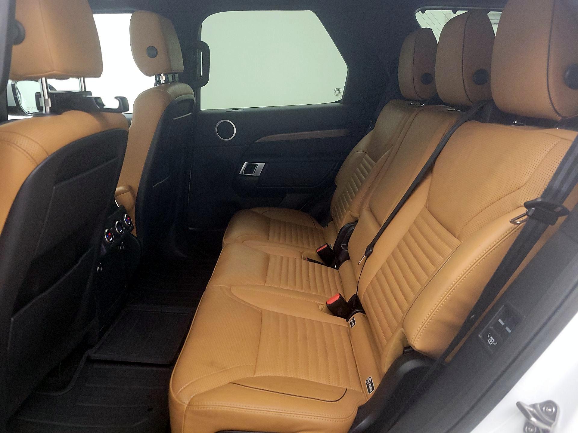 Thumbnail: 2018 Land Rover Discovery - 20