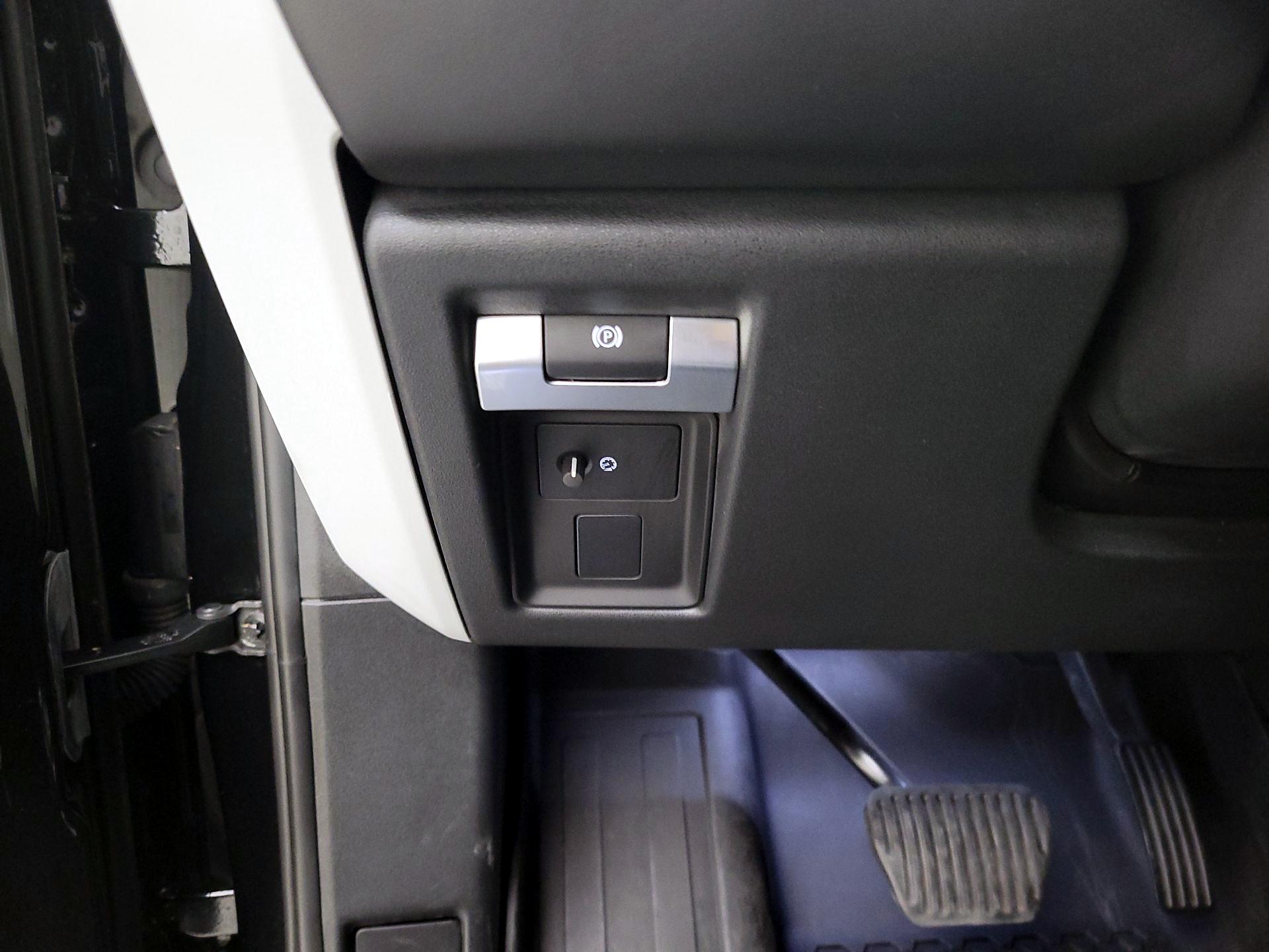 Thumbnail: 2022 Land Rover Defender - 13