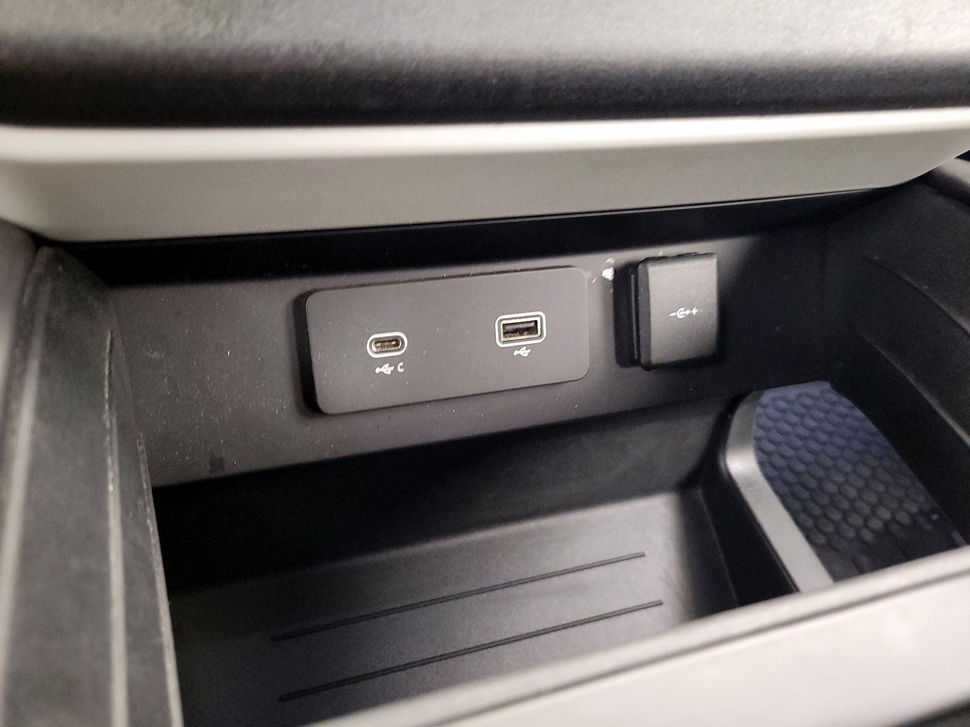 Thumbnail: 2022 Land Rover Defender - 18