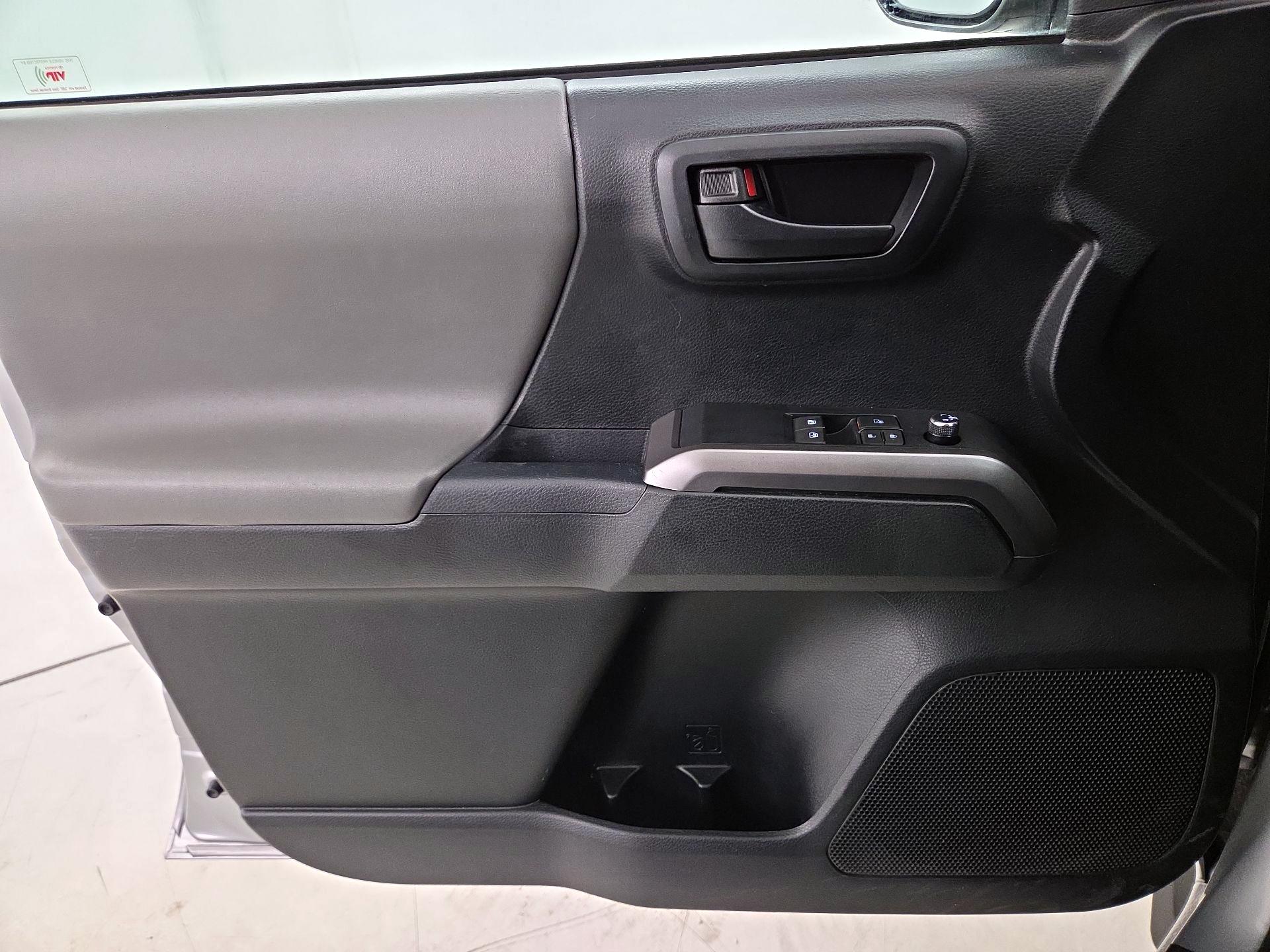 Thumbnail: 2016 Toyota Tacoma - 12