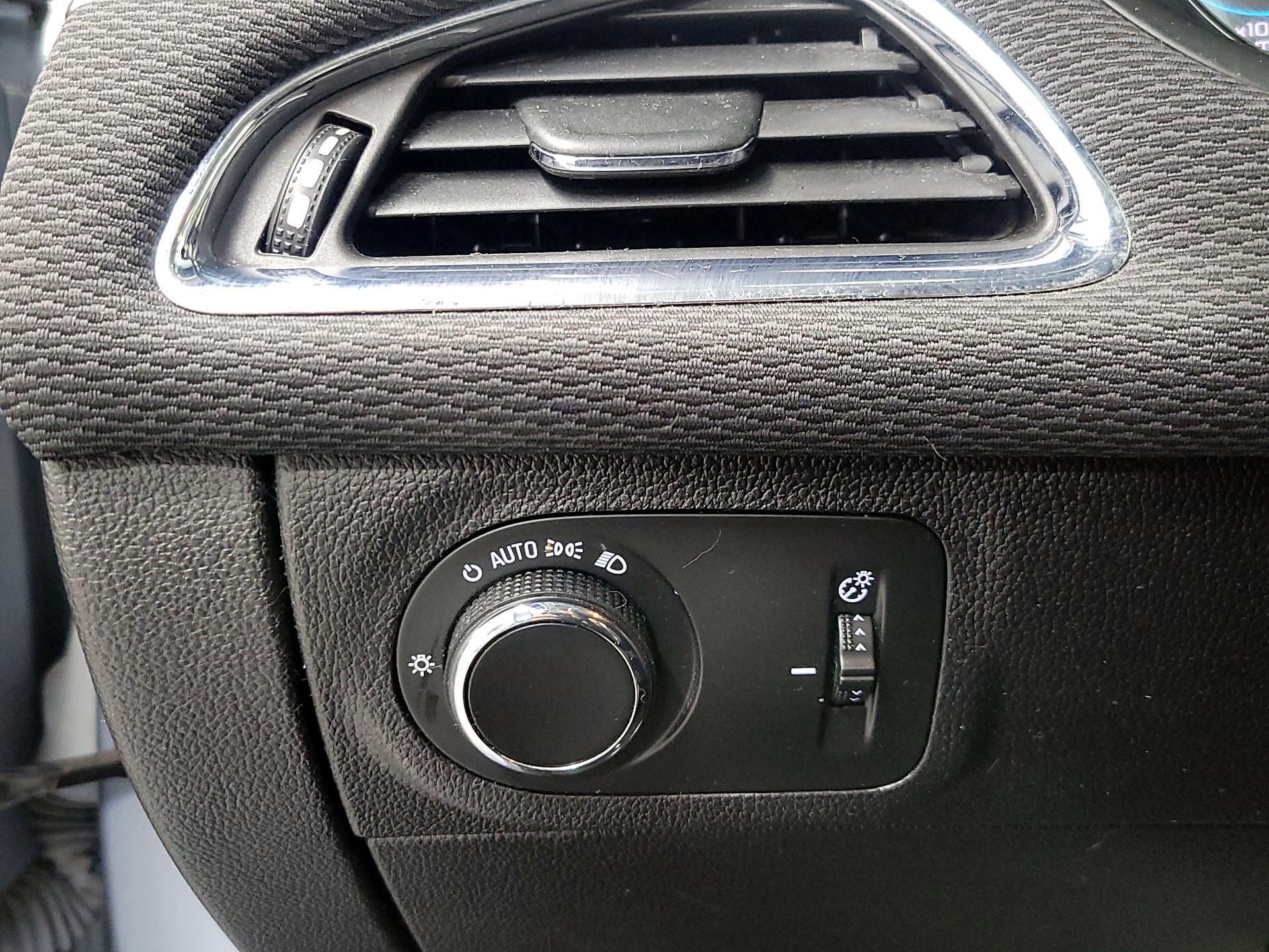 Thumbnail: 2017 Chevrolet Cruze - 13