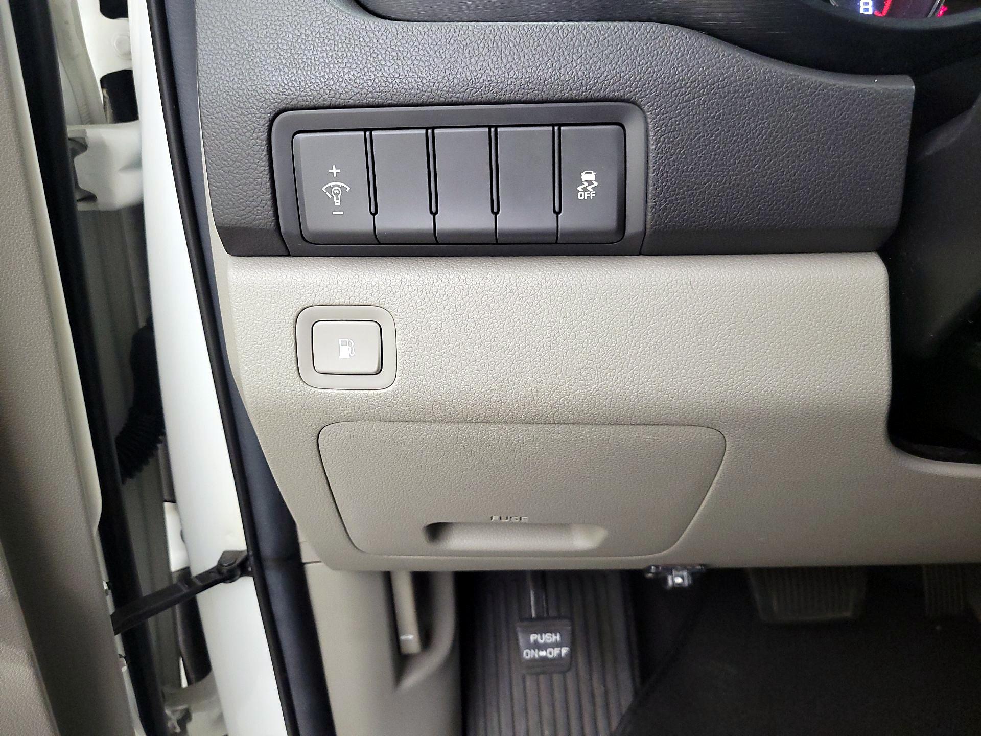 Thumbnail: 2016 Kia Sedona - 13