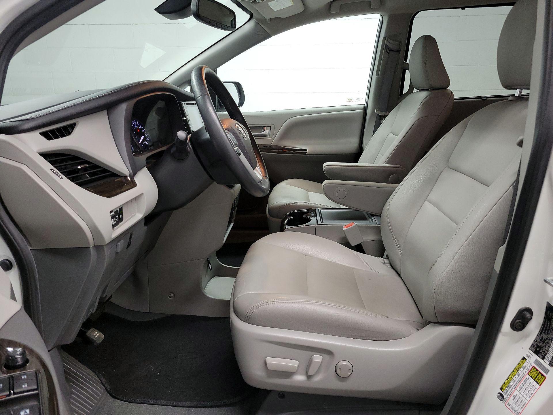 Thumbnail: 2020 Toyota Sienna - 11