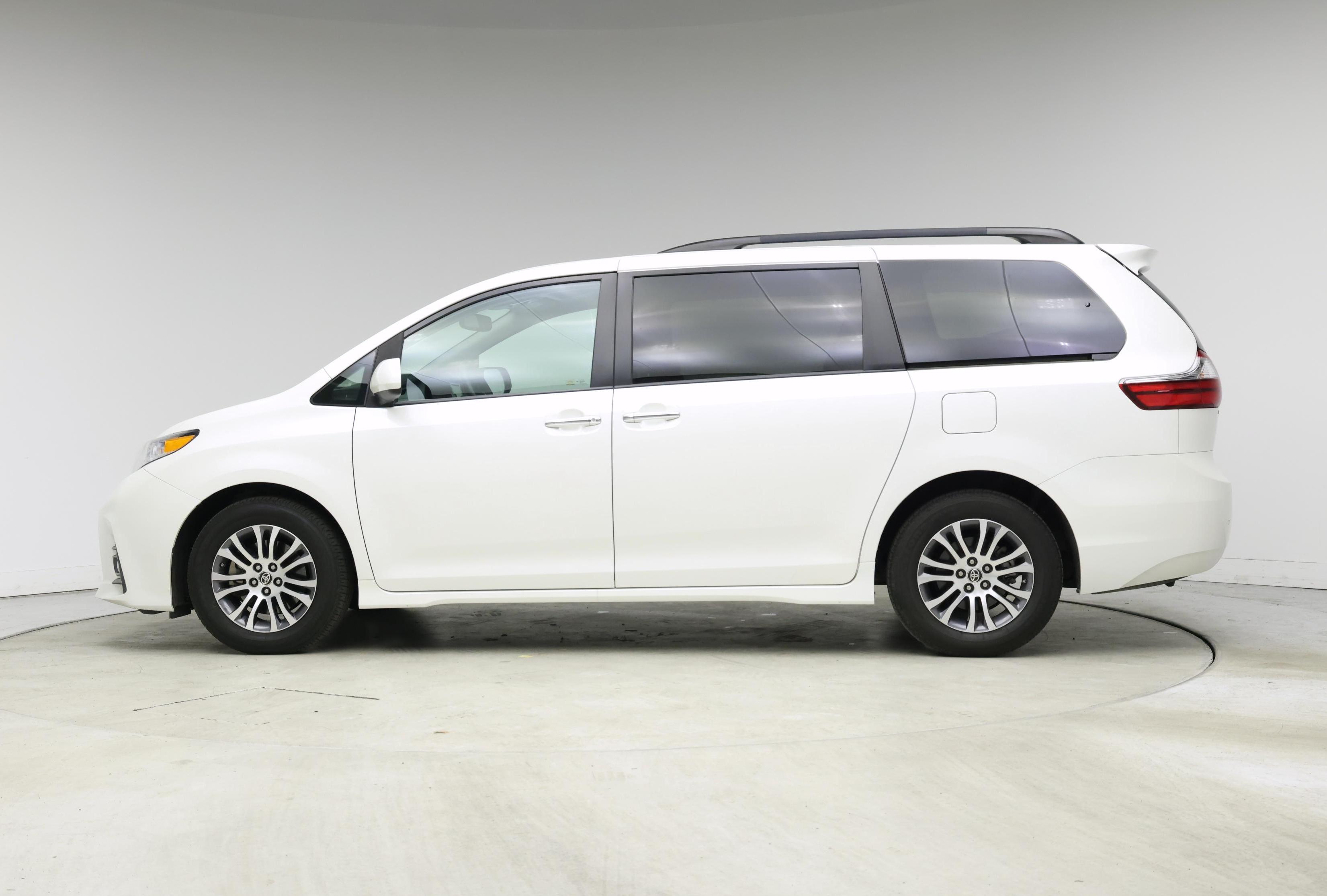 Thumbnail: 2020 Toyota Sienna - 3