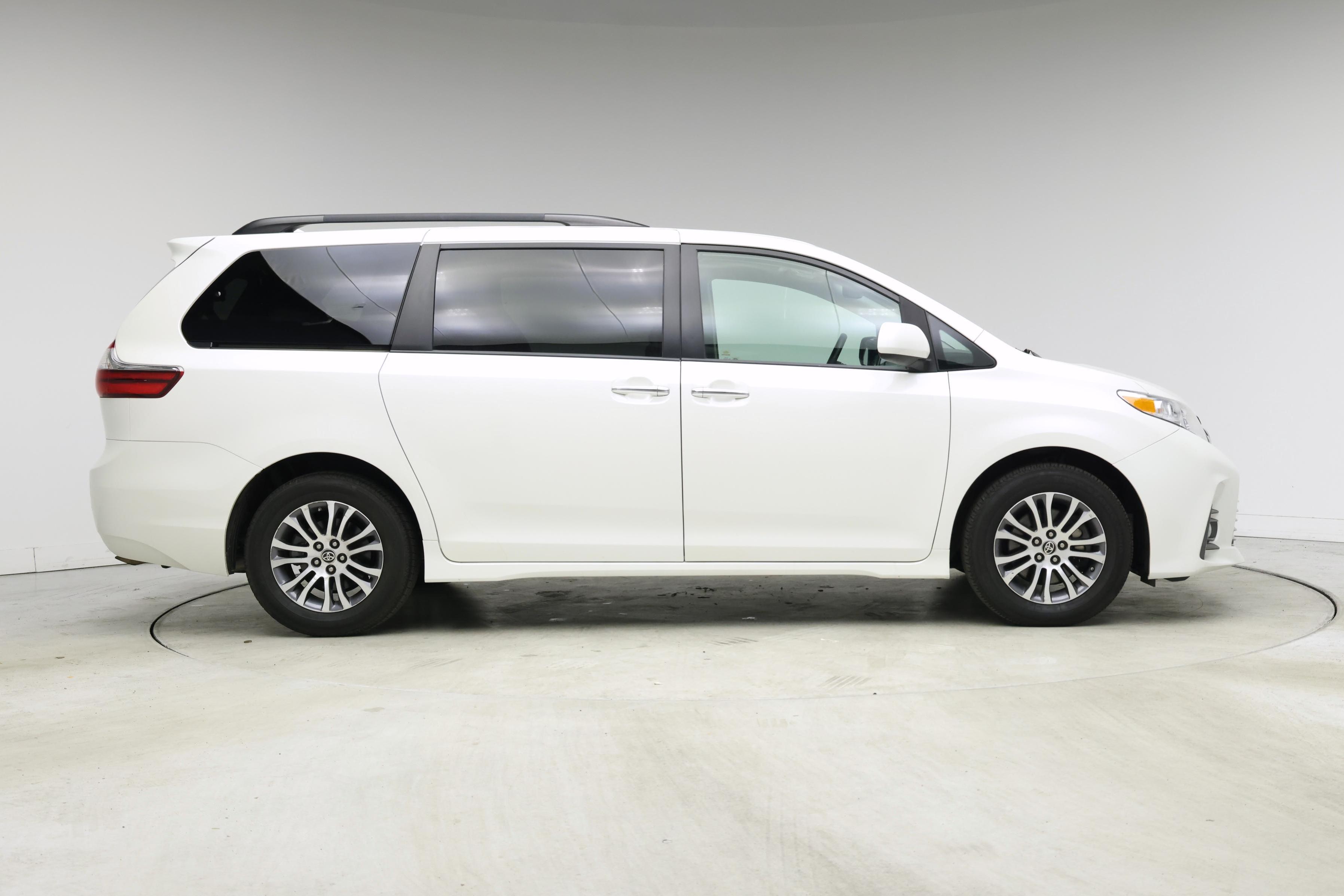 Thumbnail: 2020 Toyota Sienna - 7