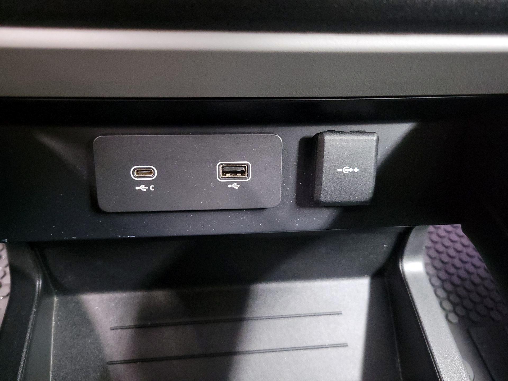 Thumbnail: 2020 Land Rover Defender - 17