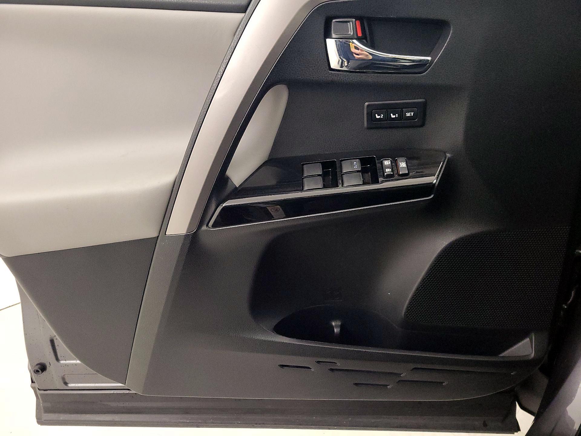 Thumbnail: 2016 Toyota RAV4 - 12