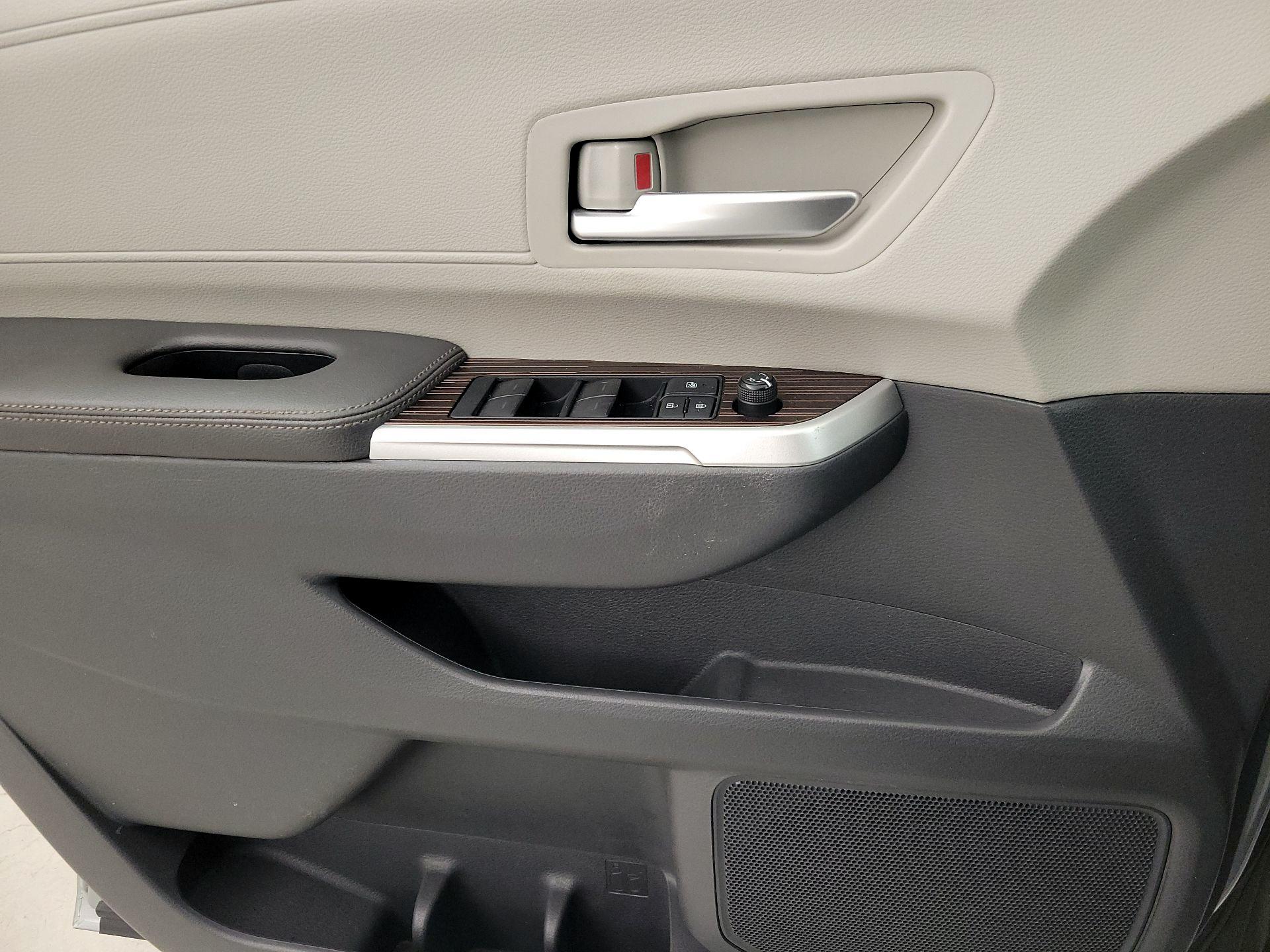 Thumbnail: 2021 Toyota Sienna - 12