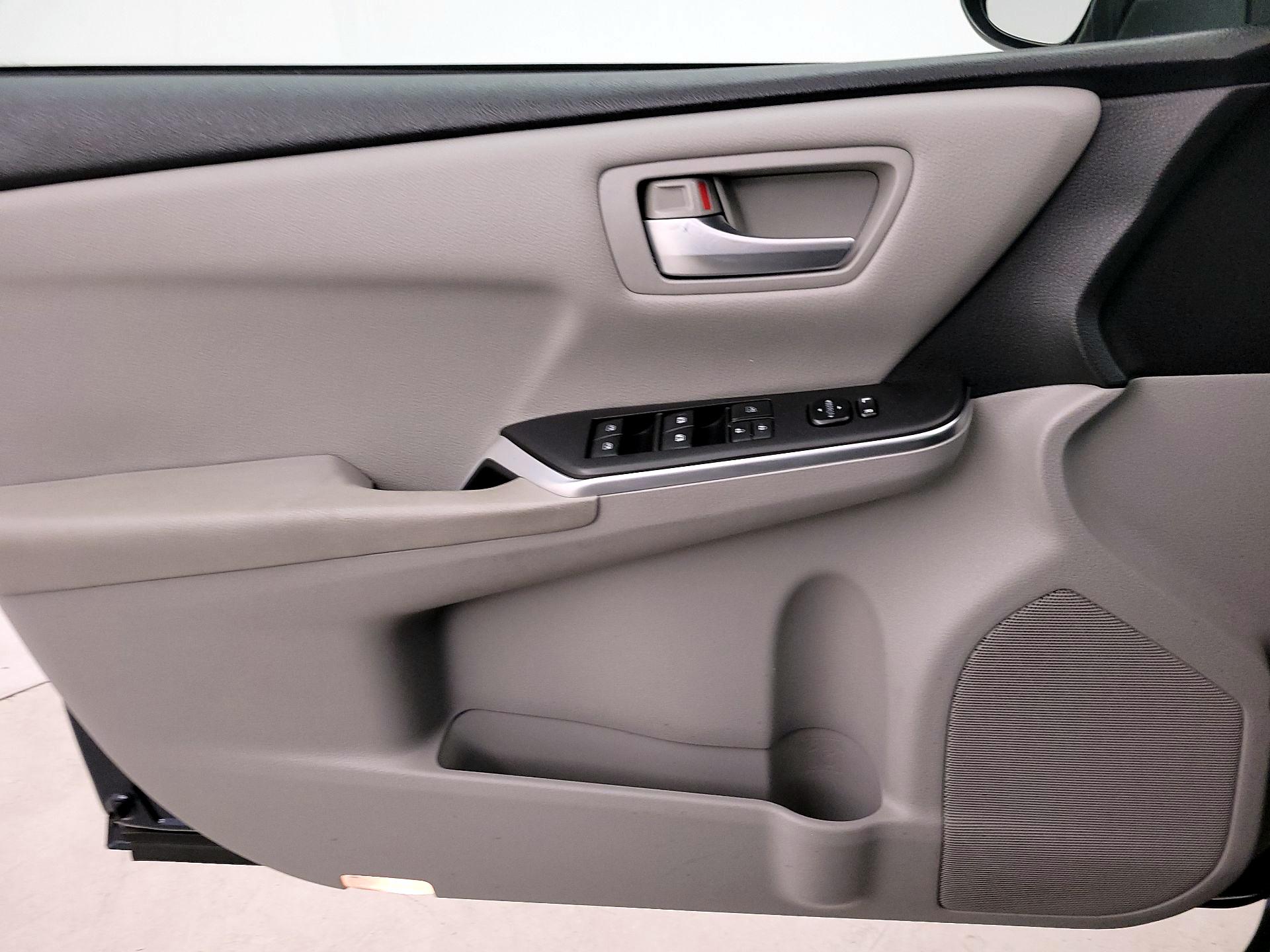 Thumbnail: 2017 Toyota Camry - 12