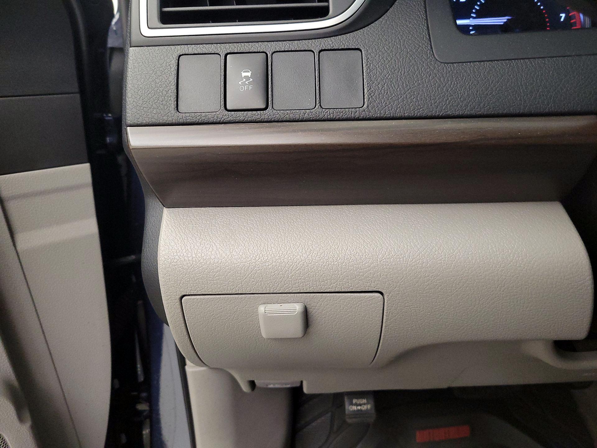 Thumbnail: 2017 Toyota Camry - 13