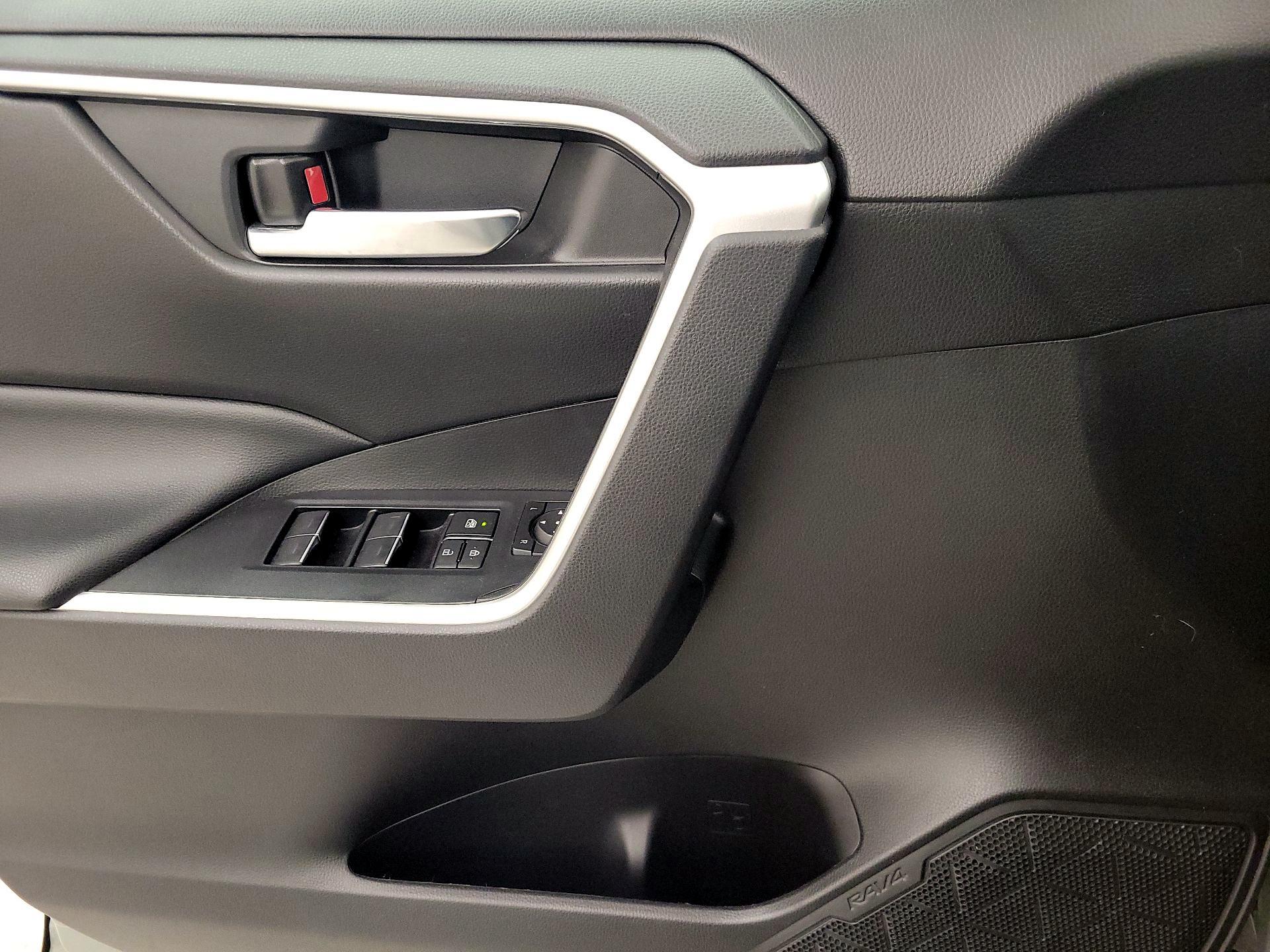 Thumbnail: 2022 Toyota RAV4 - 12