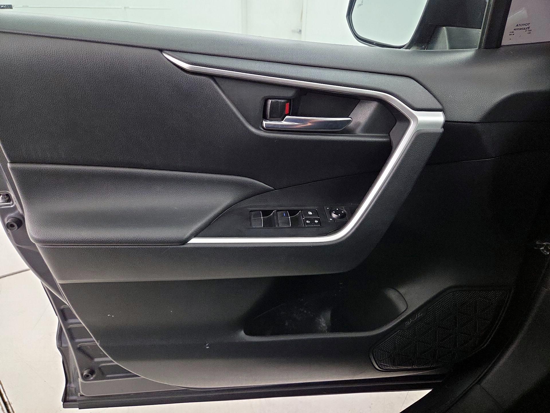 Thumbnail: 2019 Toyota RAV4 - 12