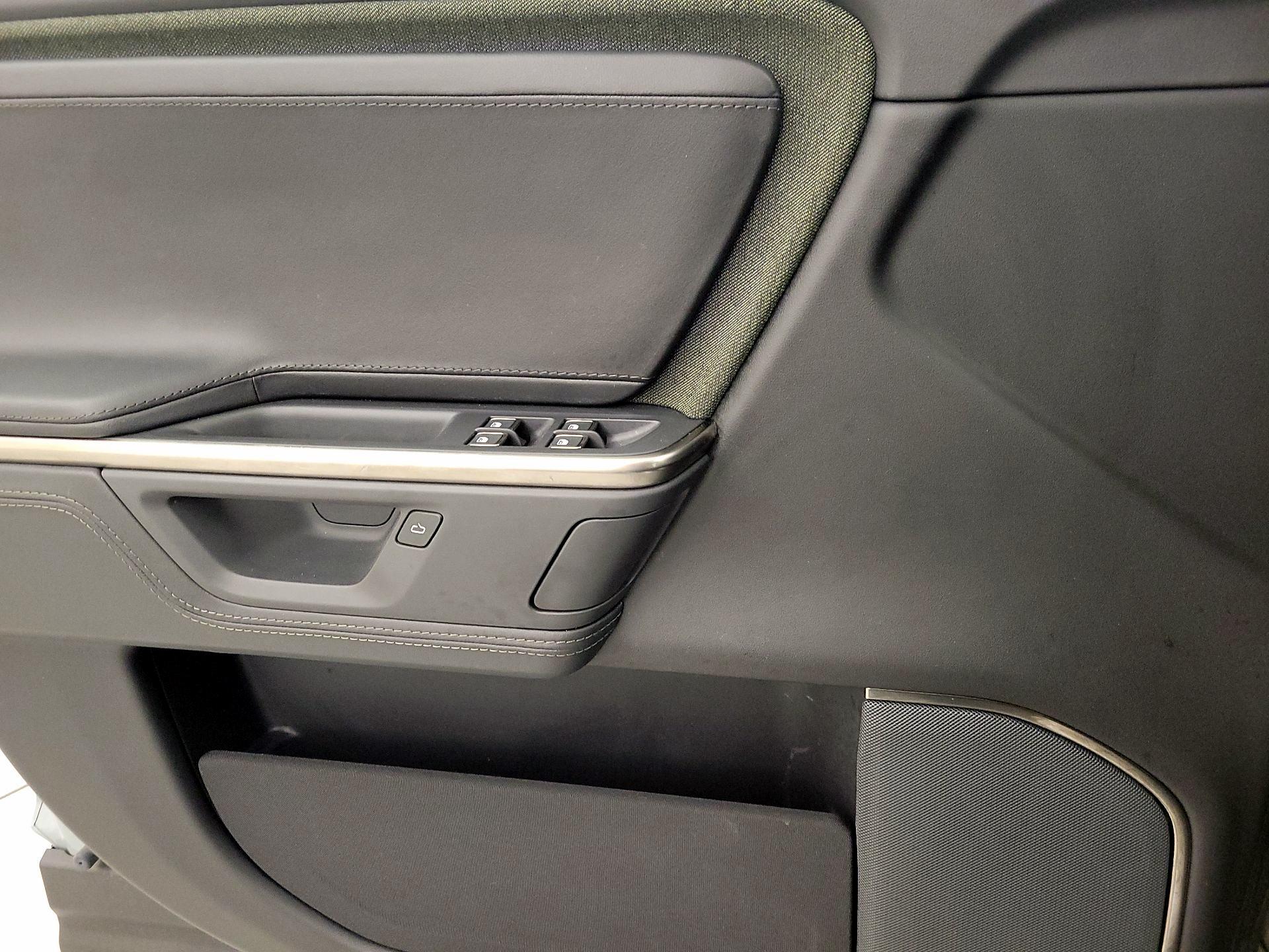 Thumbnail: 2025 Rivian R1S - 12