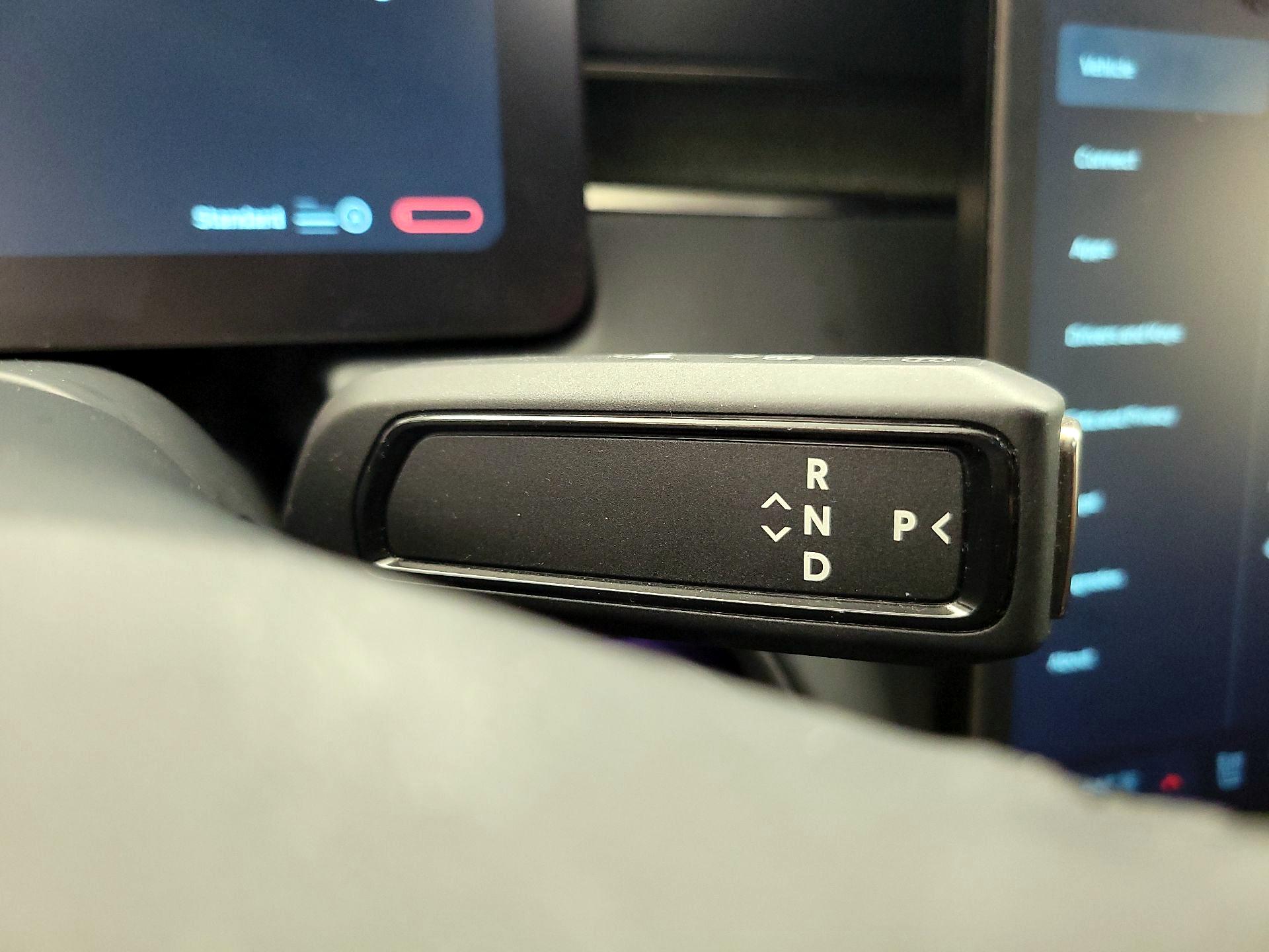 Thumbnail: 2025 Rivian R1S - 16