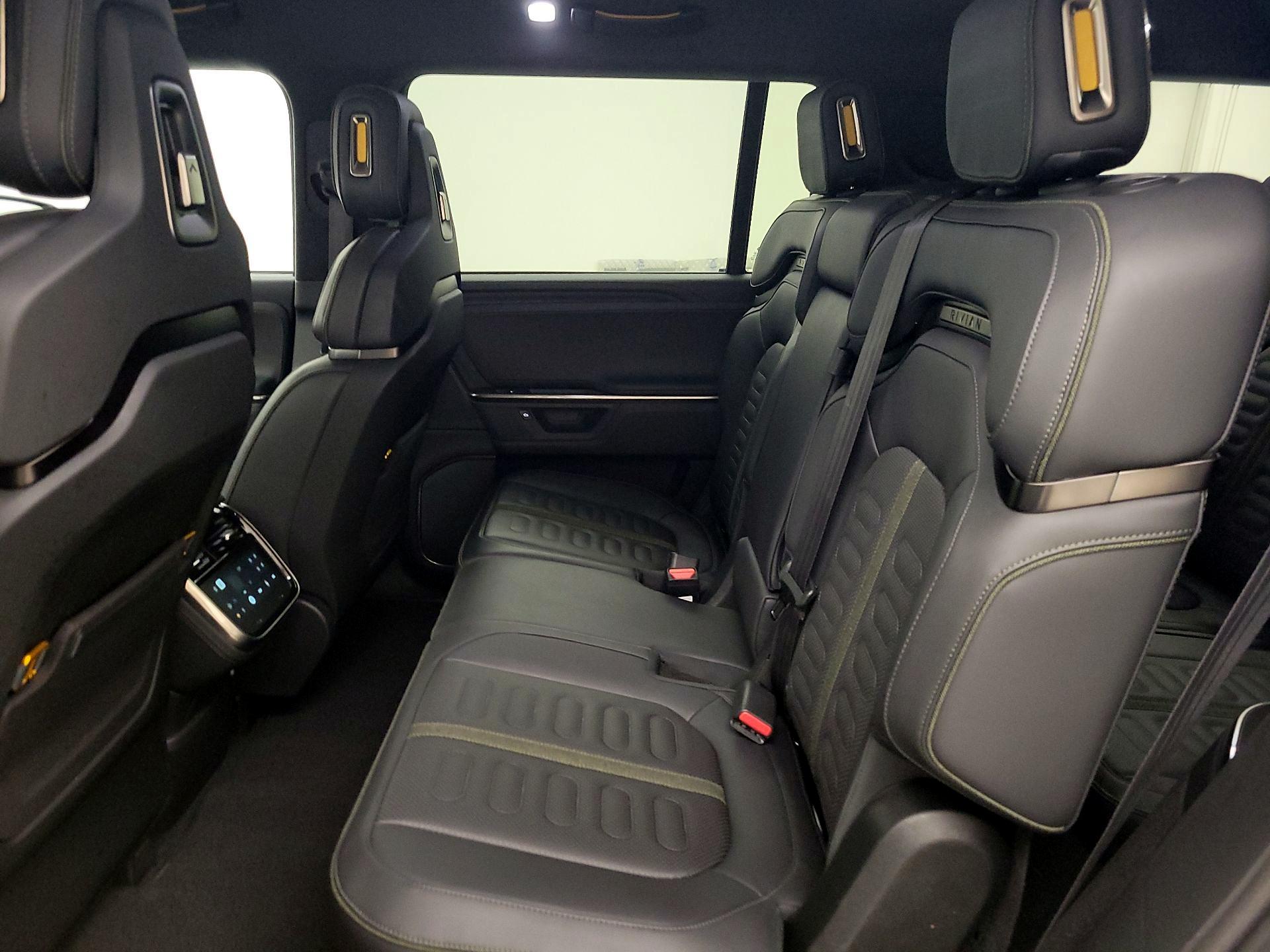 Thumbnail: 2025 Rivian R1S - 17