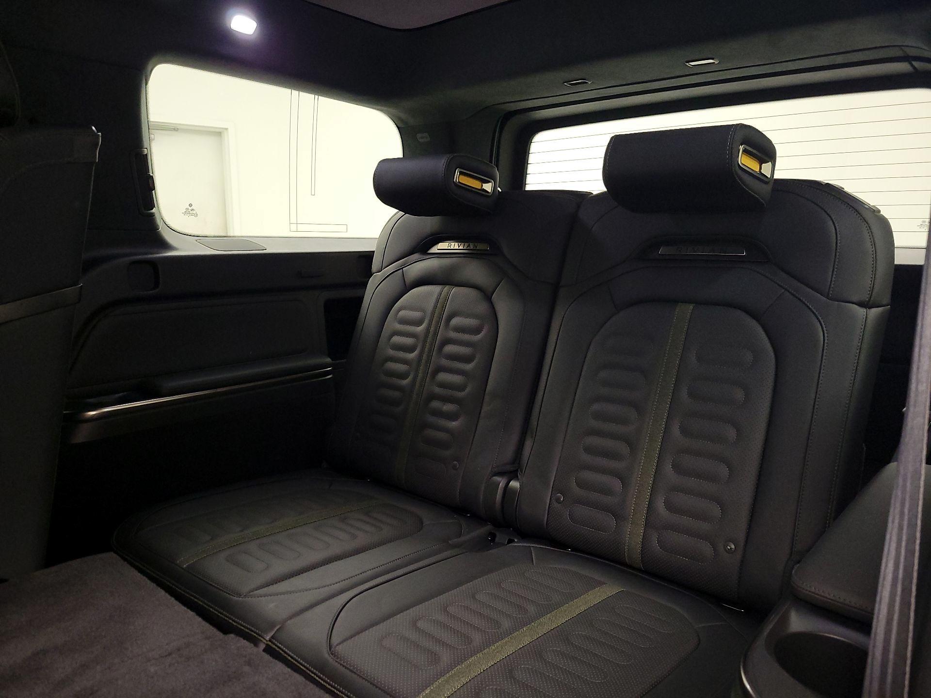 Thumbnail: 2025 Rivian R1S - 18