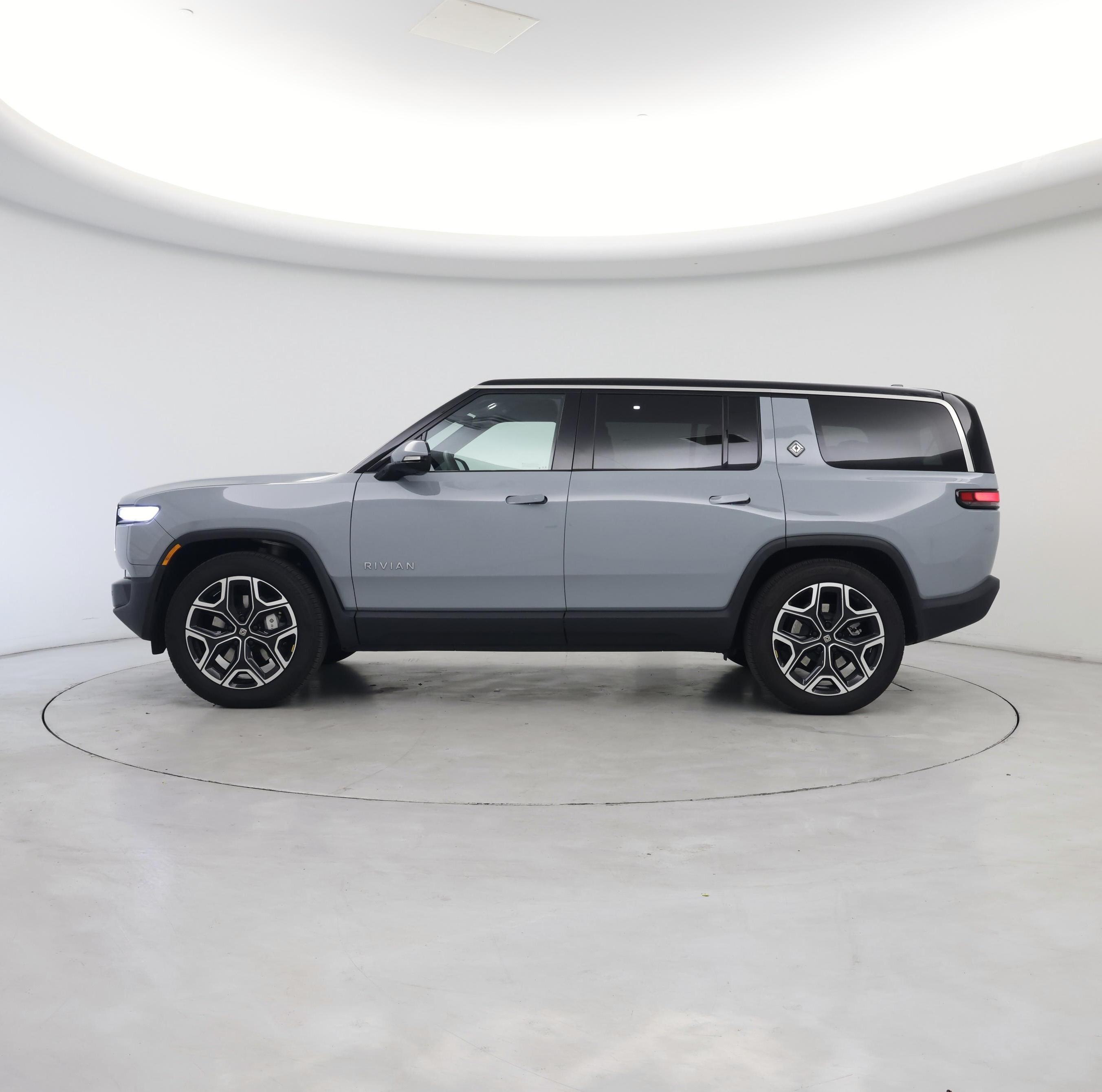 Thumbnail: 2025 Rivian R1S - 3