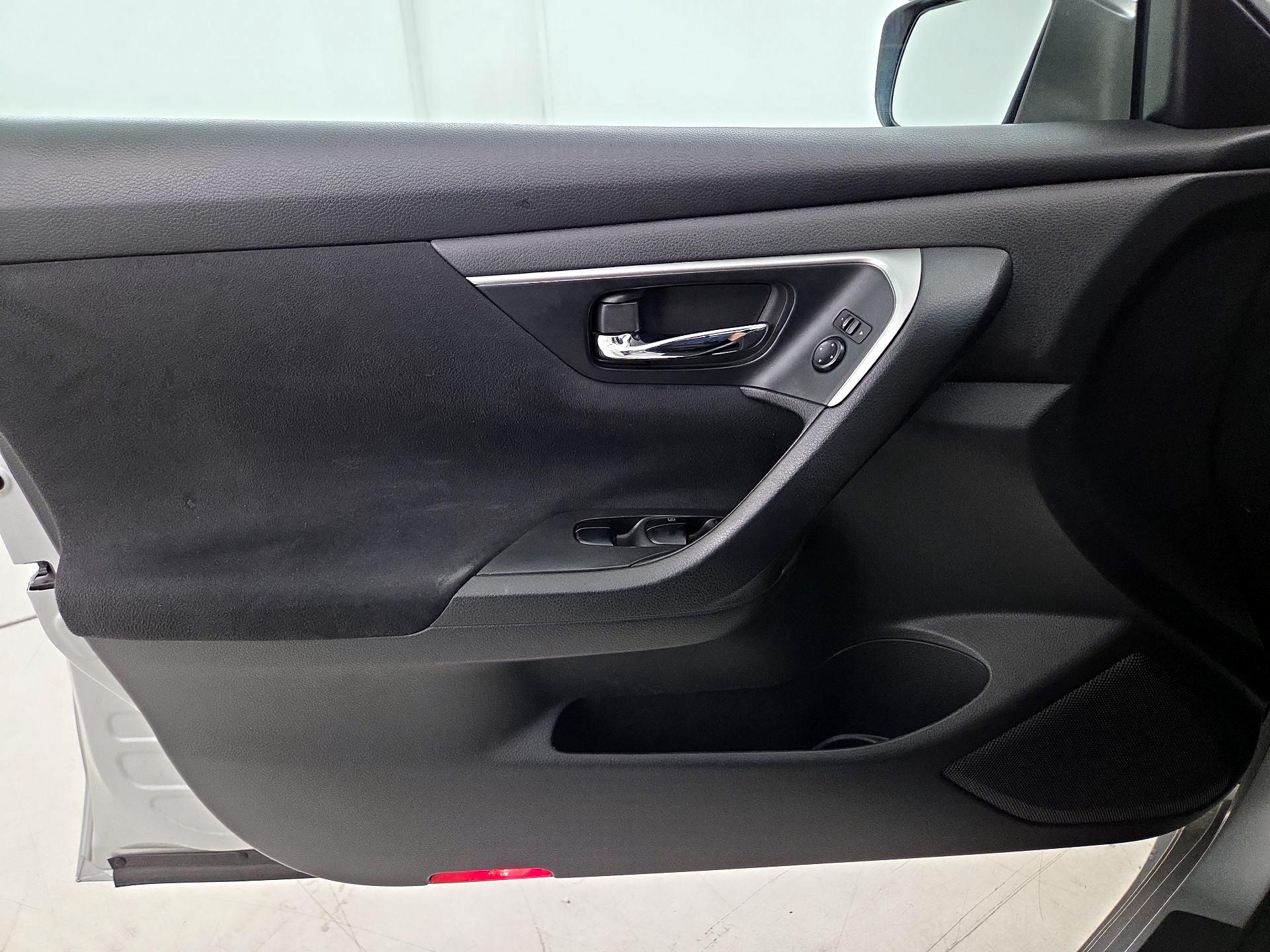 Thumbnail: 2015 Nissan Altima - 12