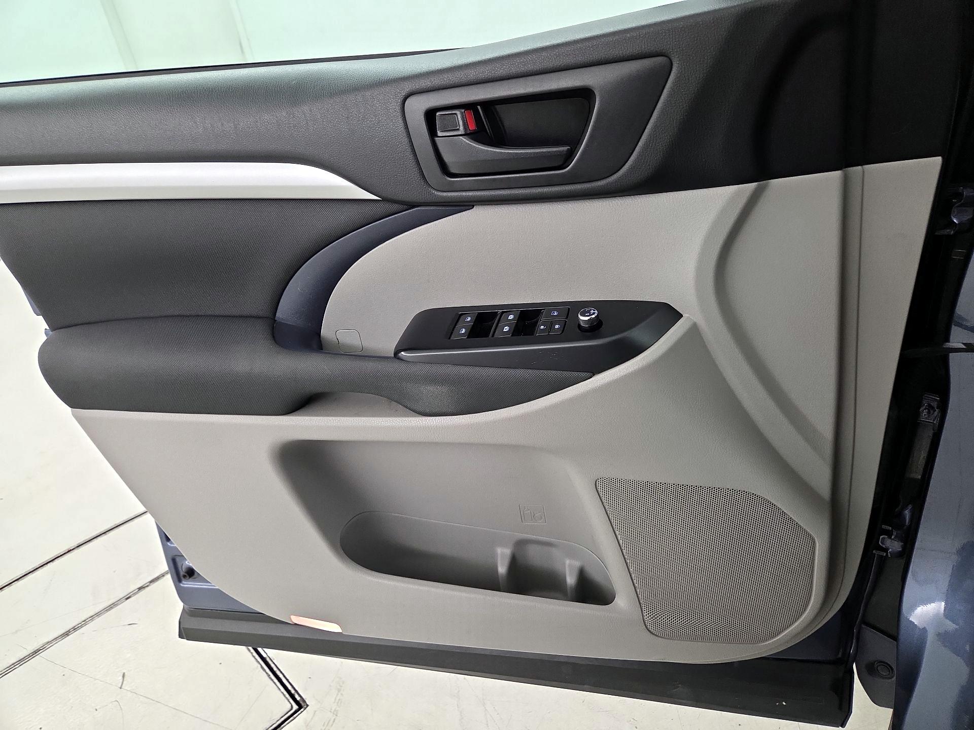 Thumbnail: 2018 Toyota Highlander - 12