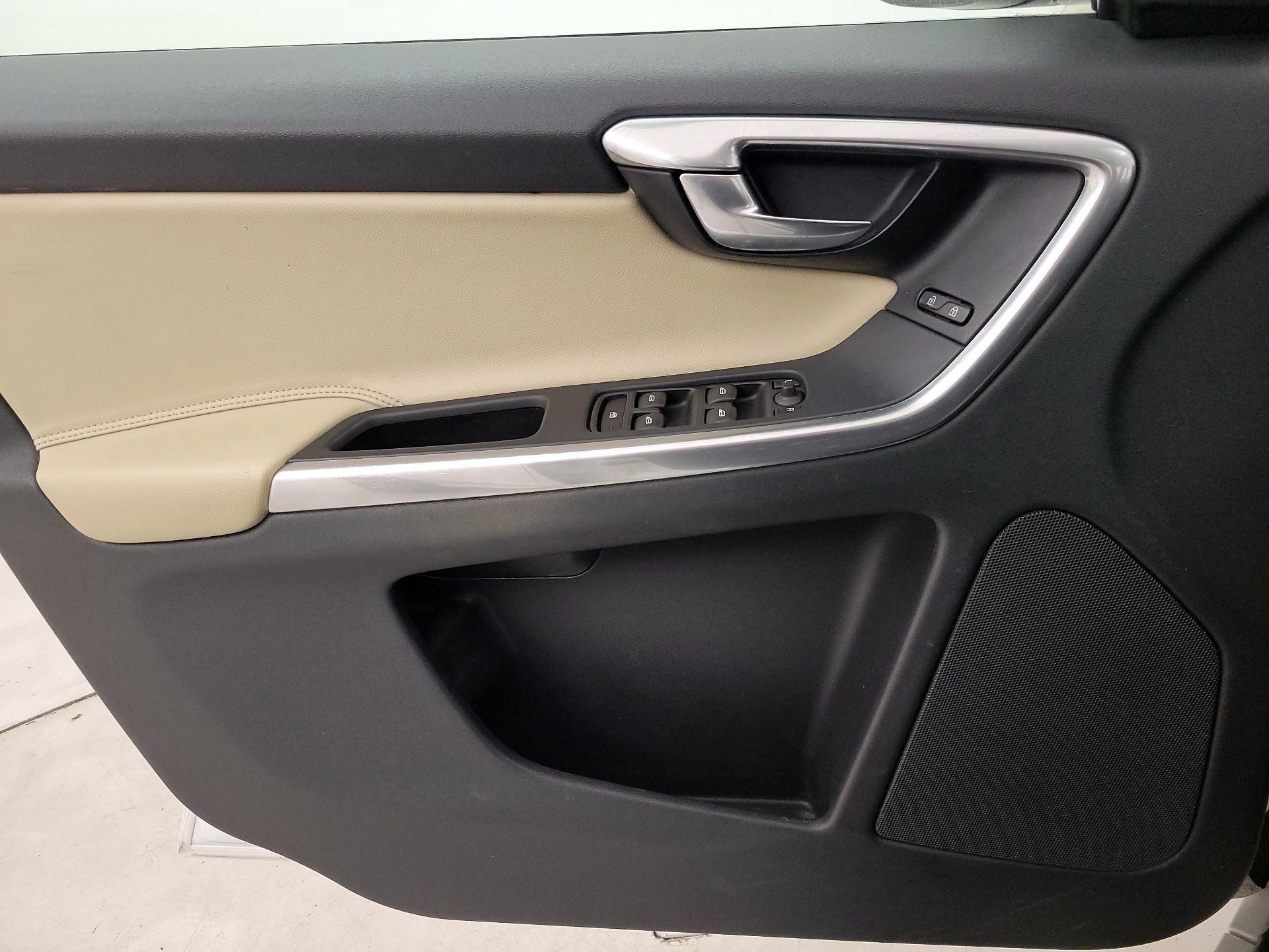 Thumbnail: 2016 Volvo XC60 - 12