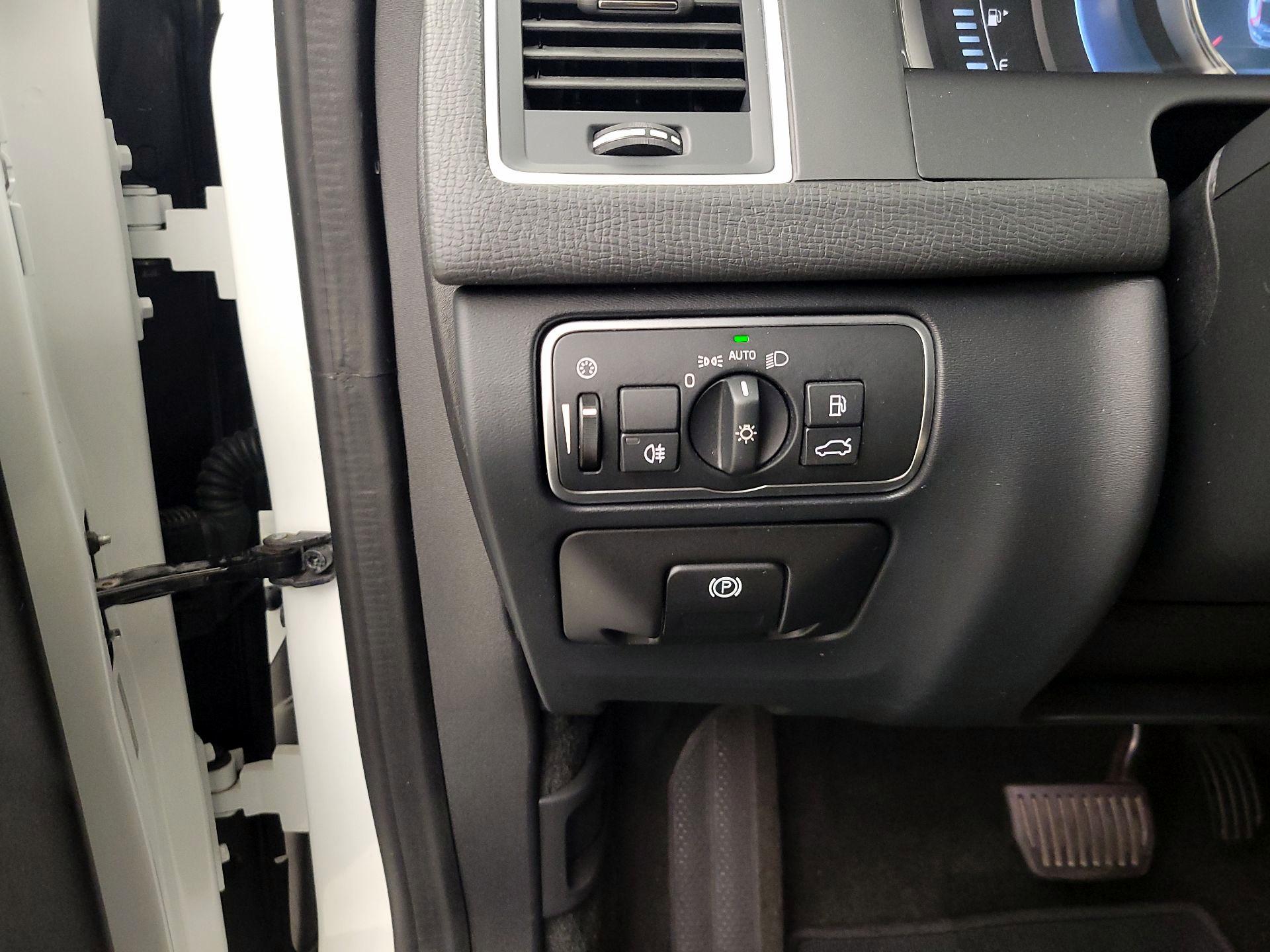 Thumbnail: 2016 Volvo XC60 - 13