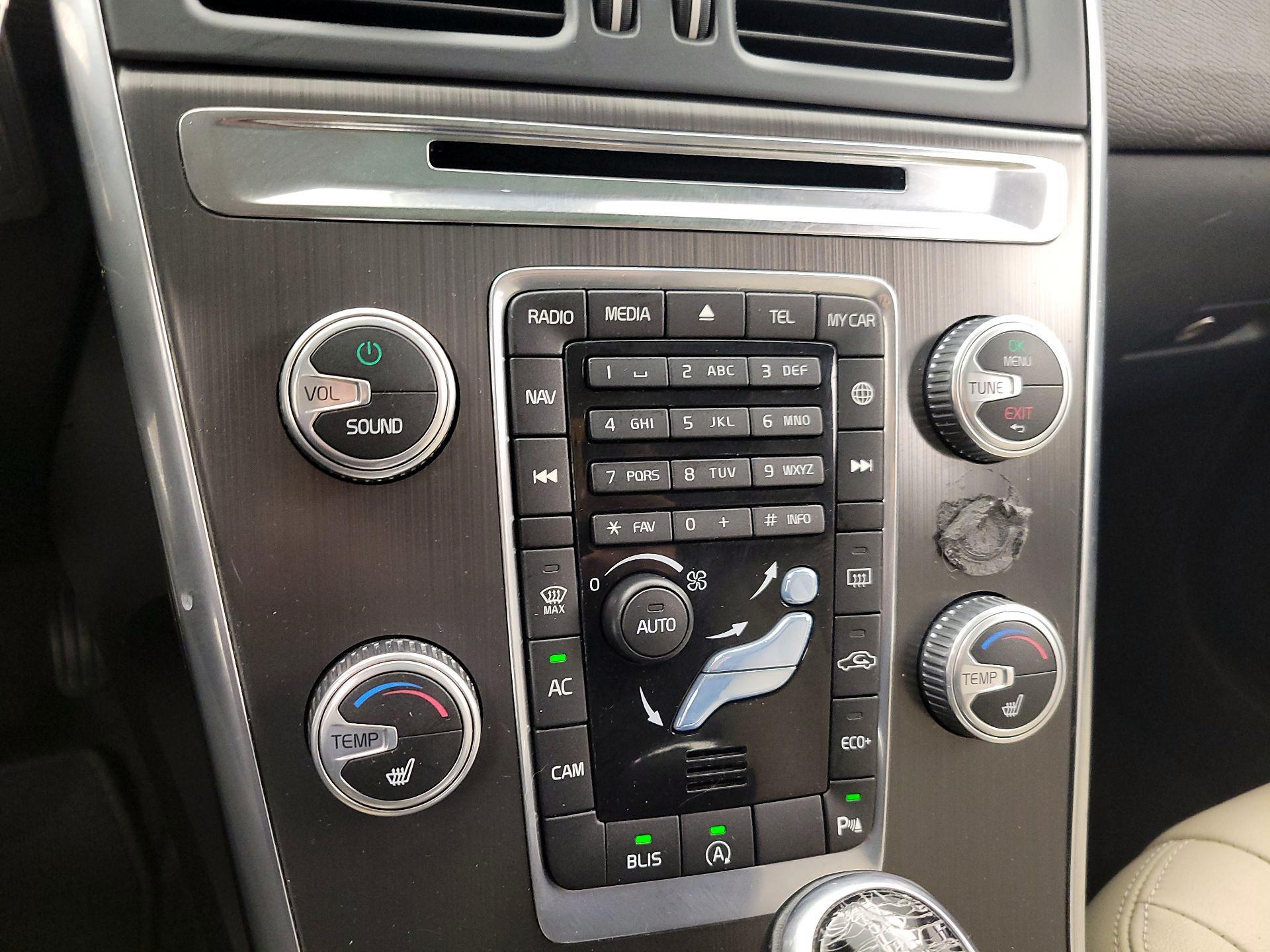 Thumbnail: 2016 Volvo XC60 - 16