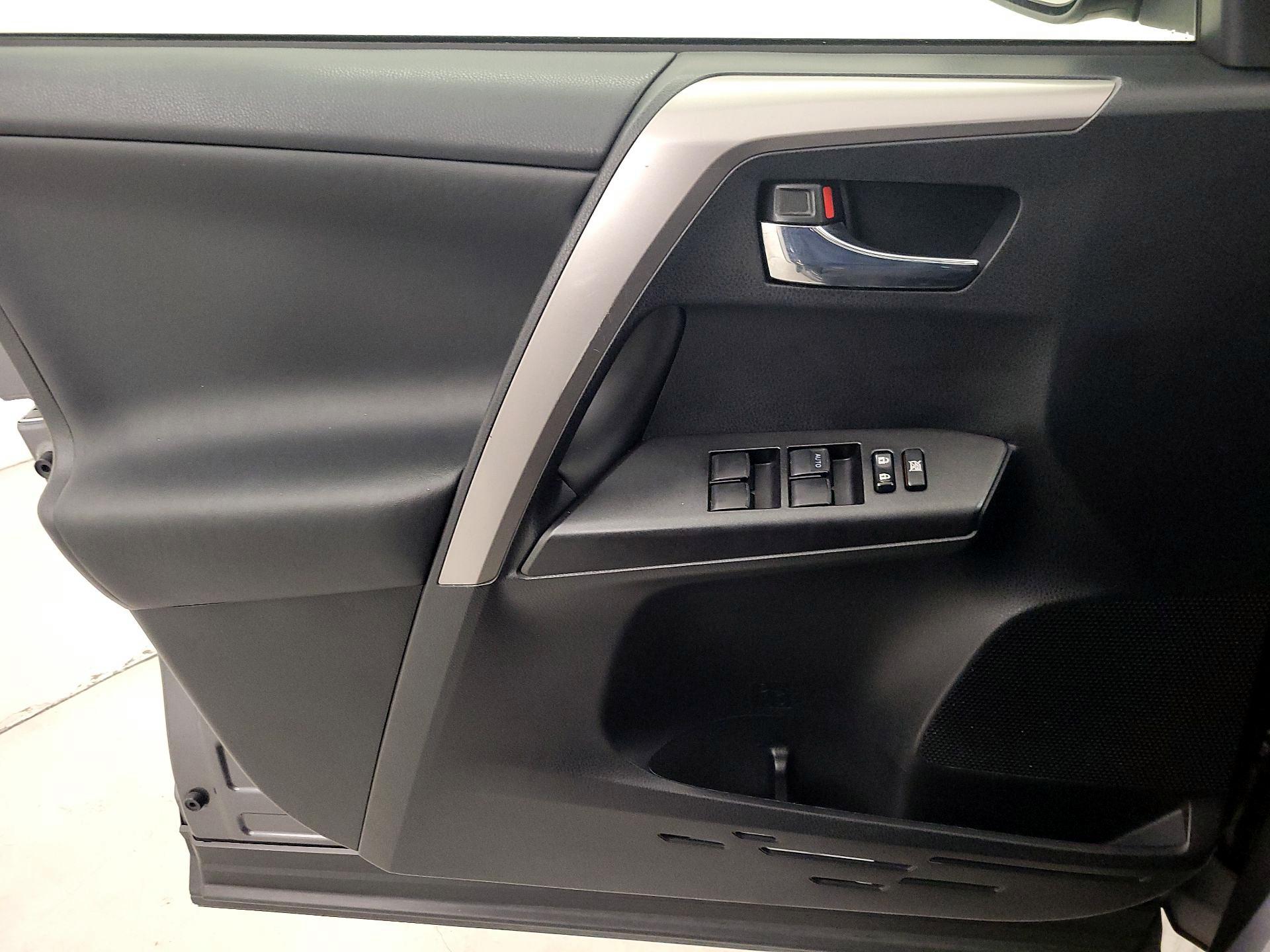 Thumbnail: 2016 Toyota RAV4 - 12