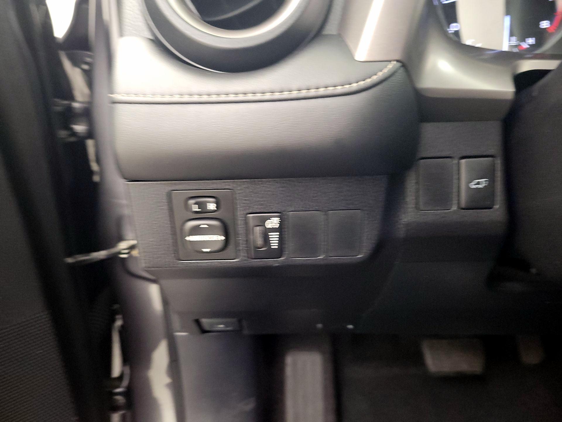 Thumbnail: 2016 Toyota RAV4 - 13