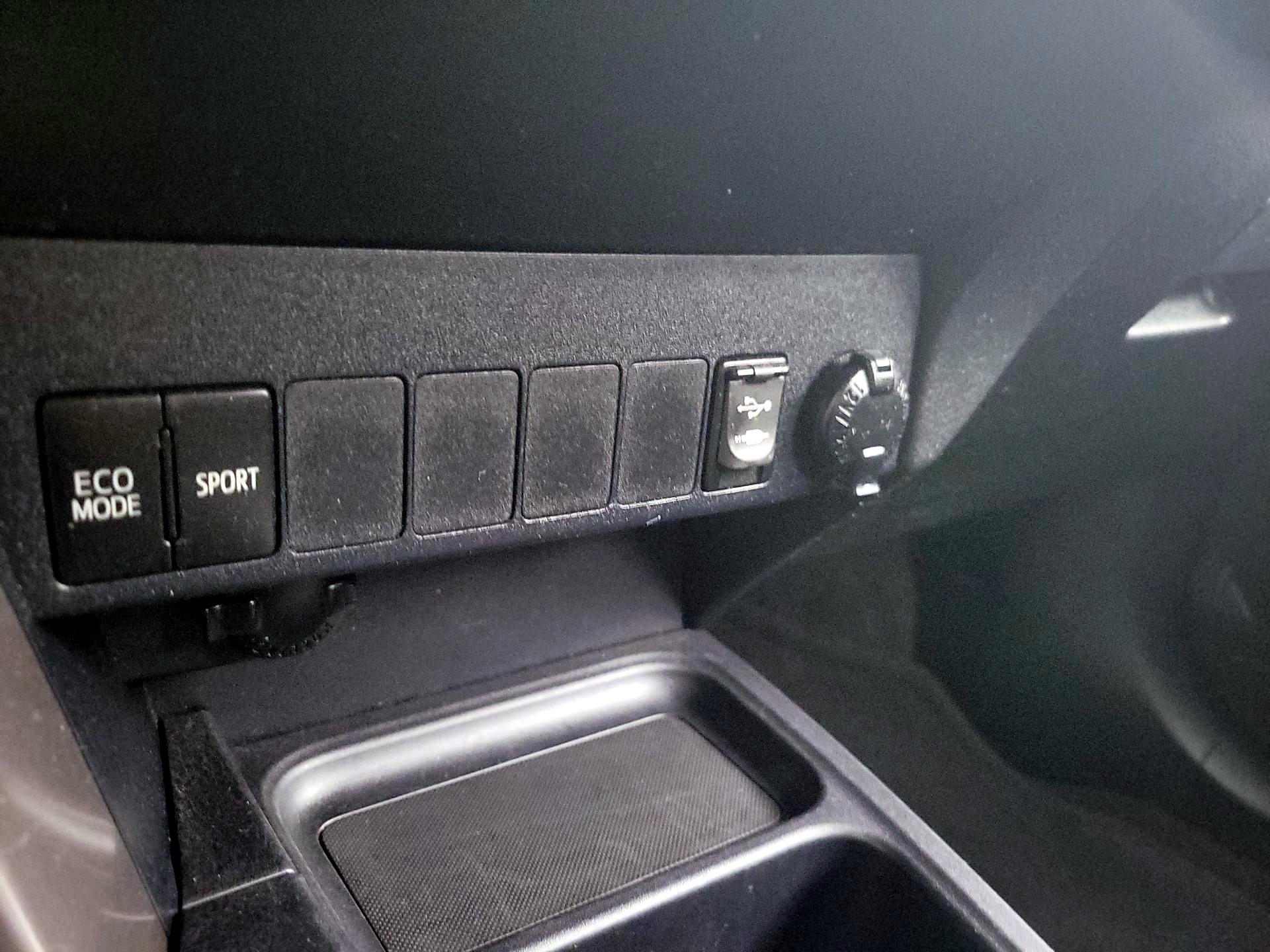 Thumbnail: 2016 Toyota RAV4 - 18