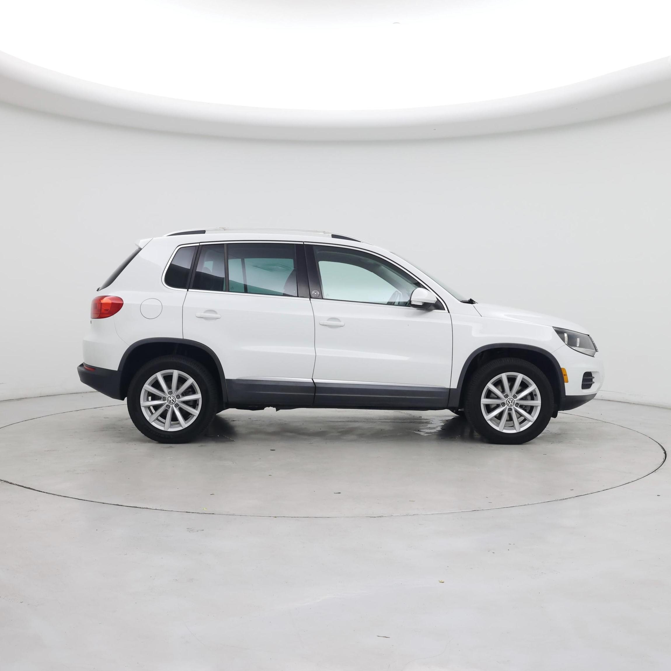 Thumbnail: 2017 Volkswagen Tiguan - 7