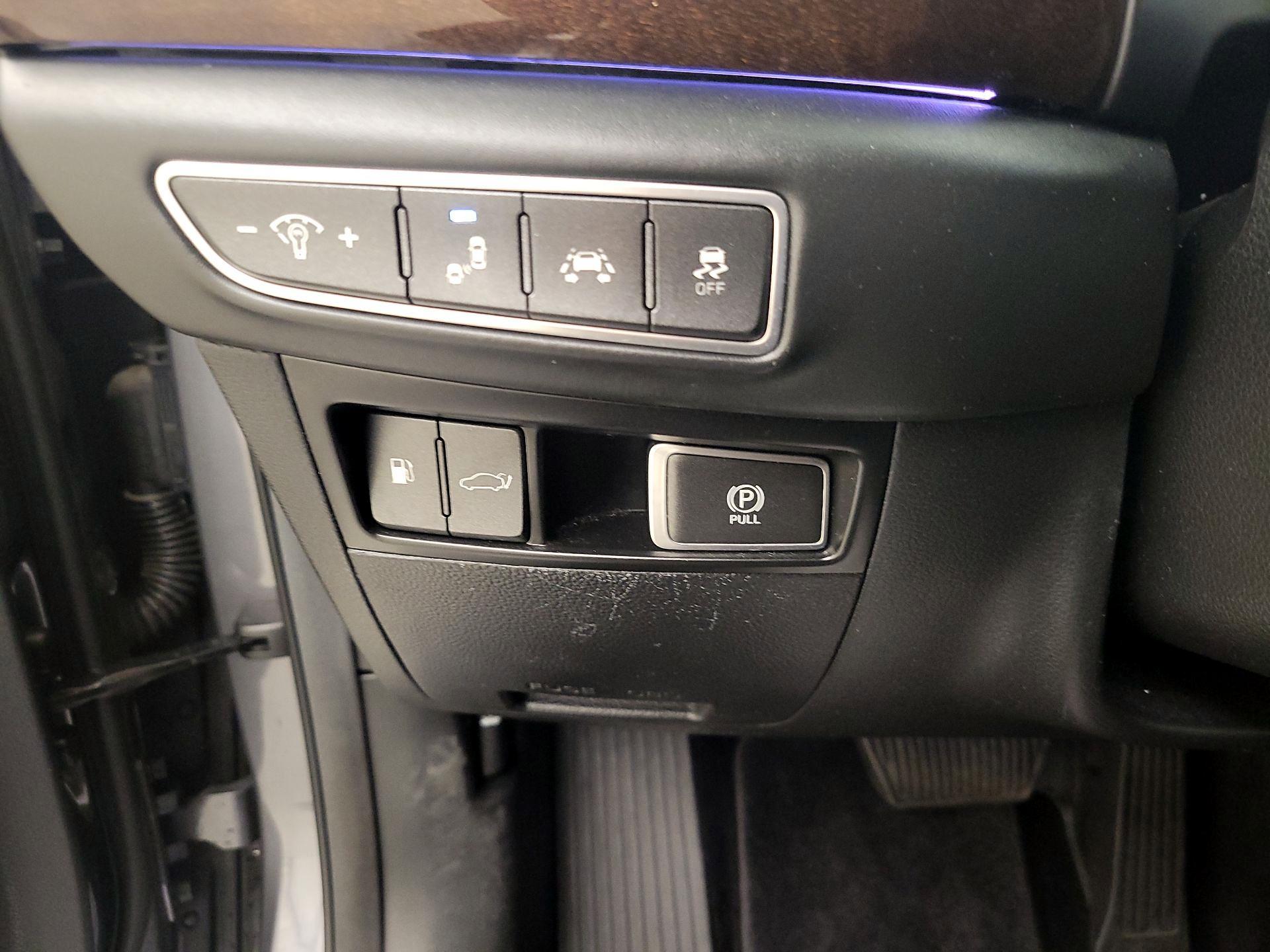 Thumbnail: 2017 Genesis G90 - 13