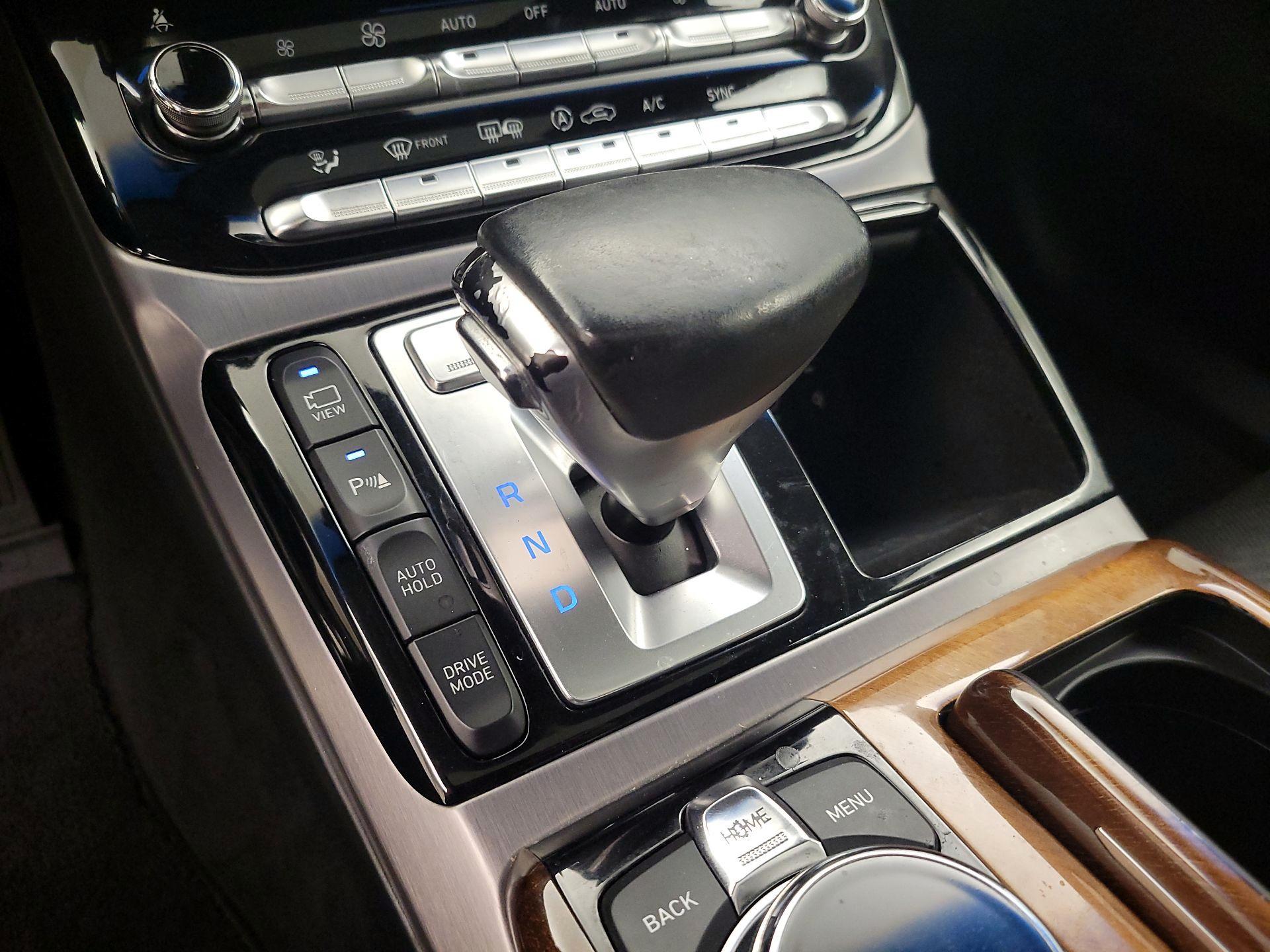 Thumbnail: 2017 Genesis G90 - 18