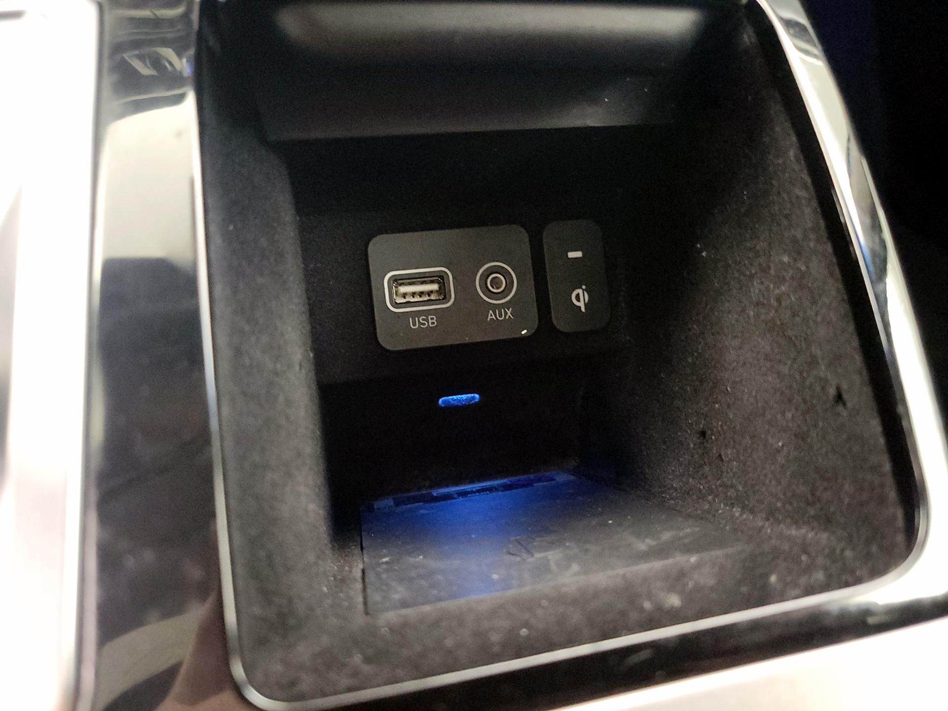 Thumbnail: 2017 Genesis G90 - 19