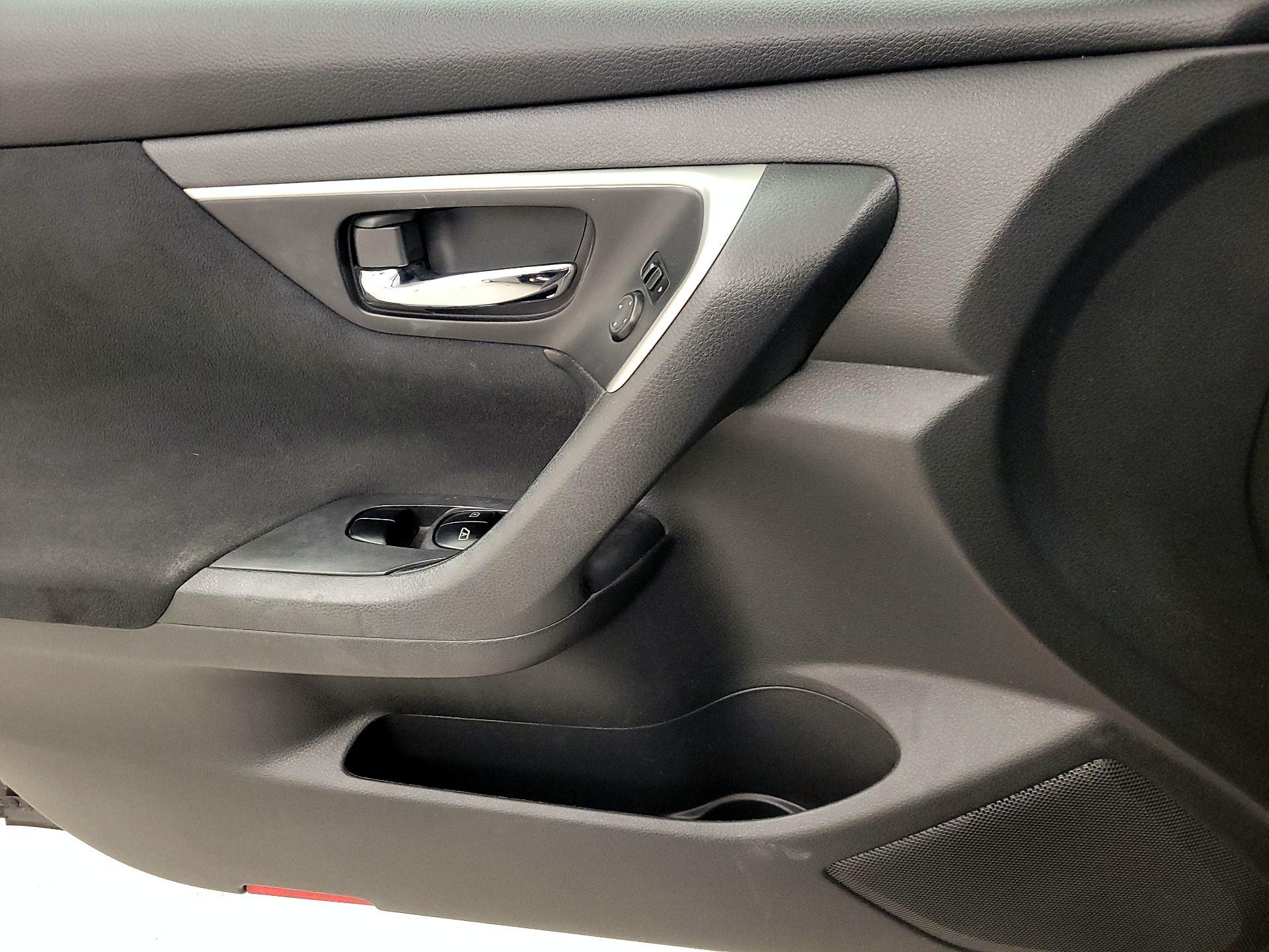 Thumbnail: 2015 Nissan Altima - 12