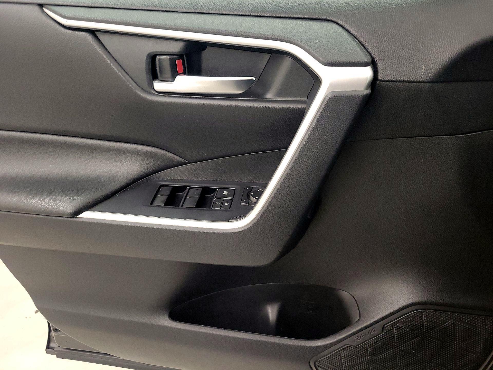 Thumbnail: 2020 Toyota RAV4 - 12