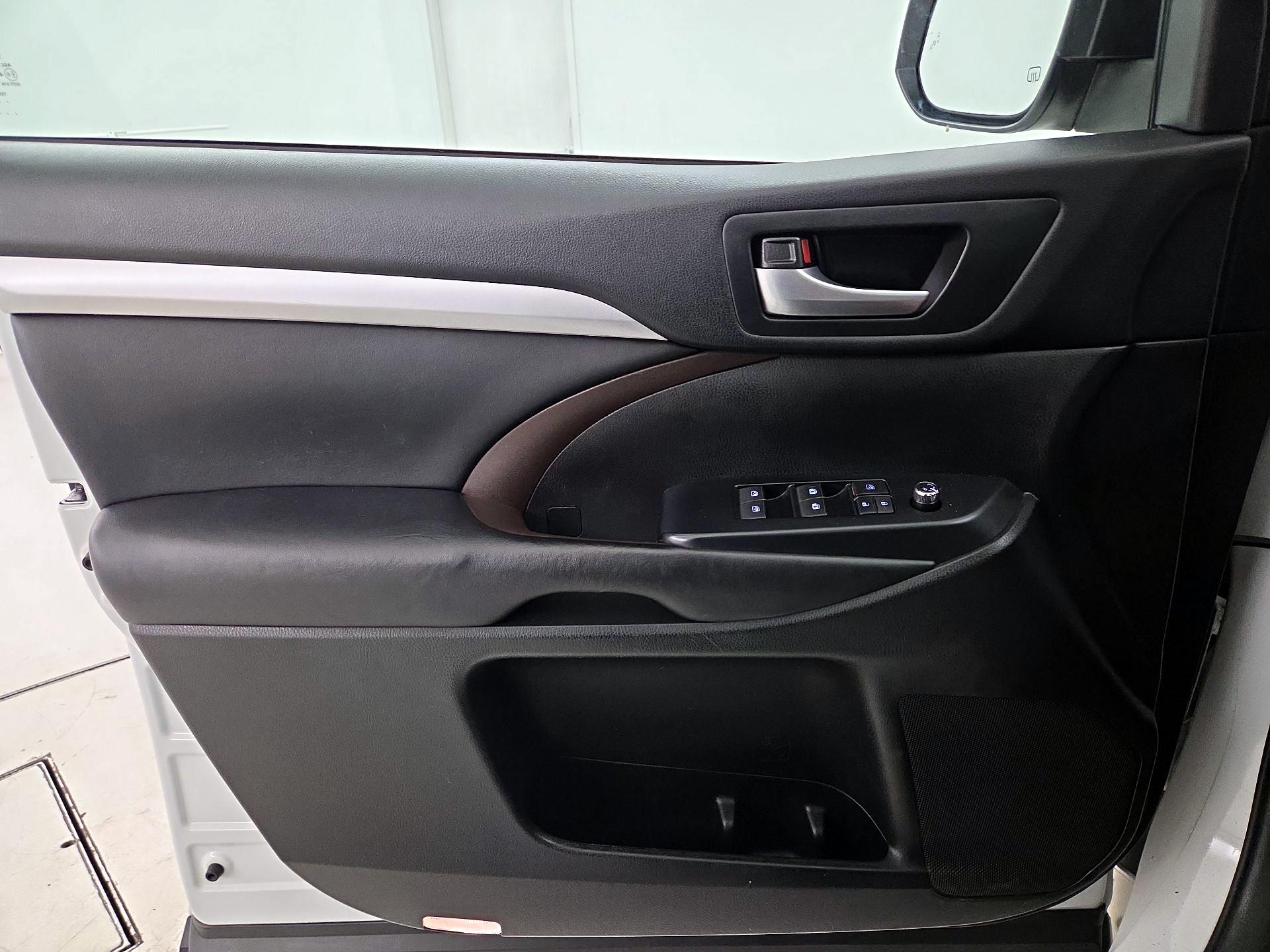 Thumbnail: 2017 Toyota Highlander - 12