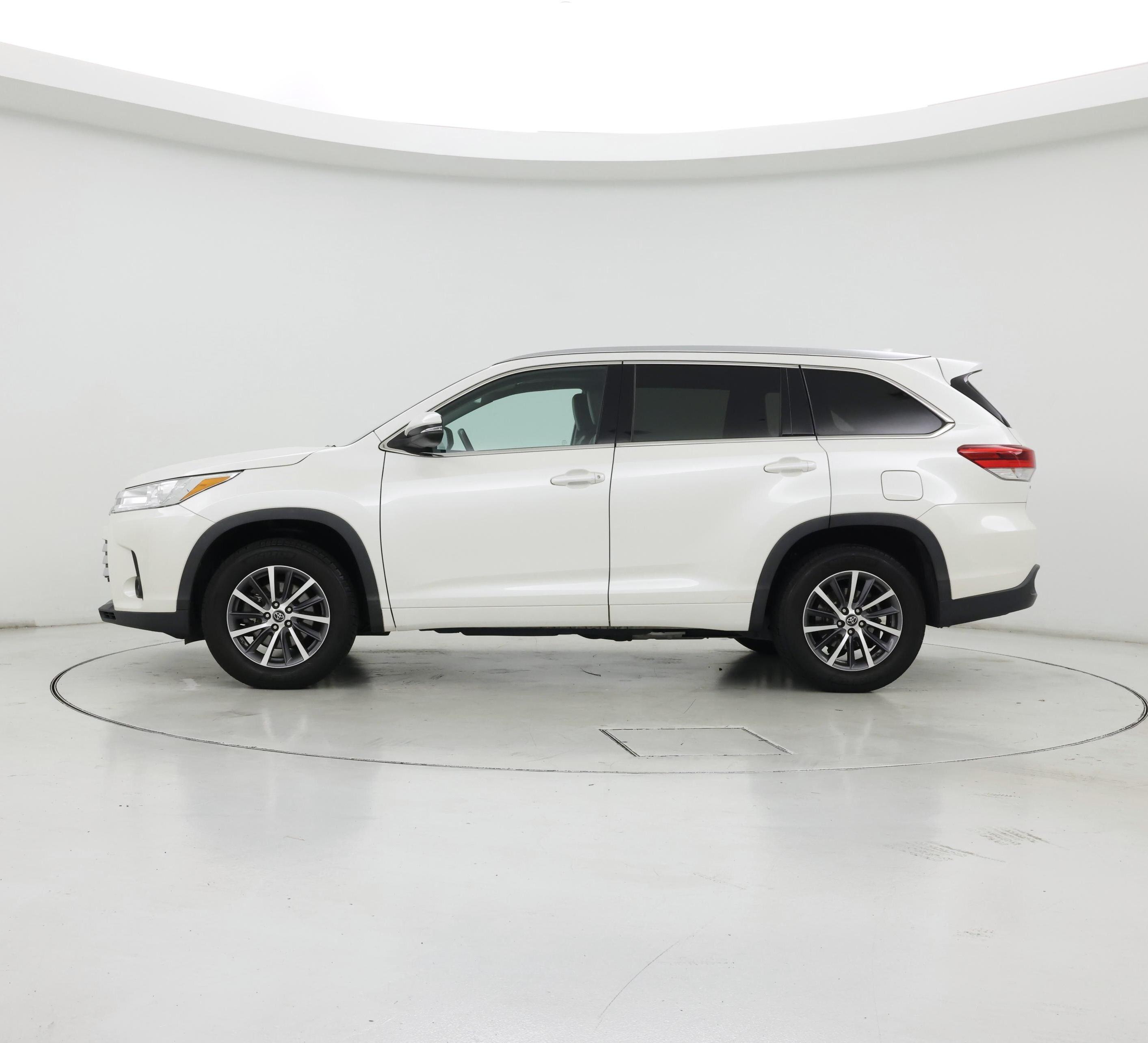 Thumbnail: 2017 Toyota Highlander - 3