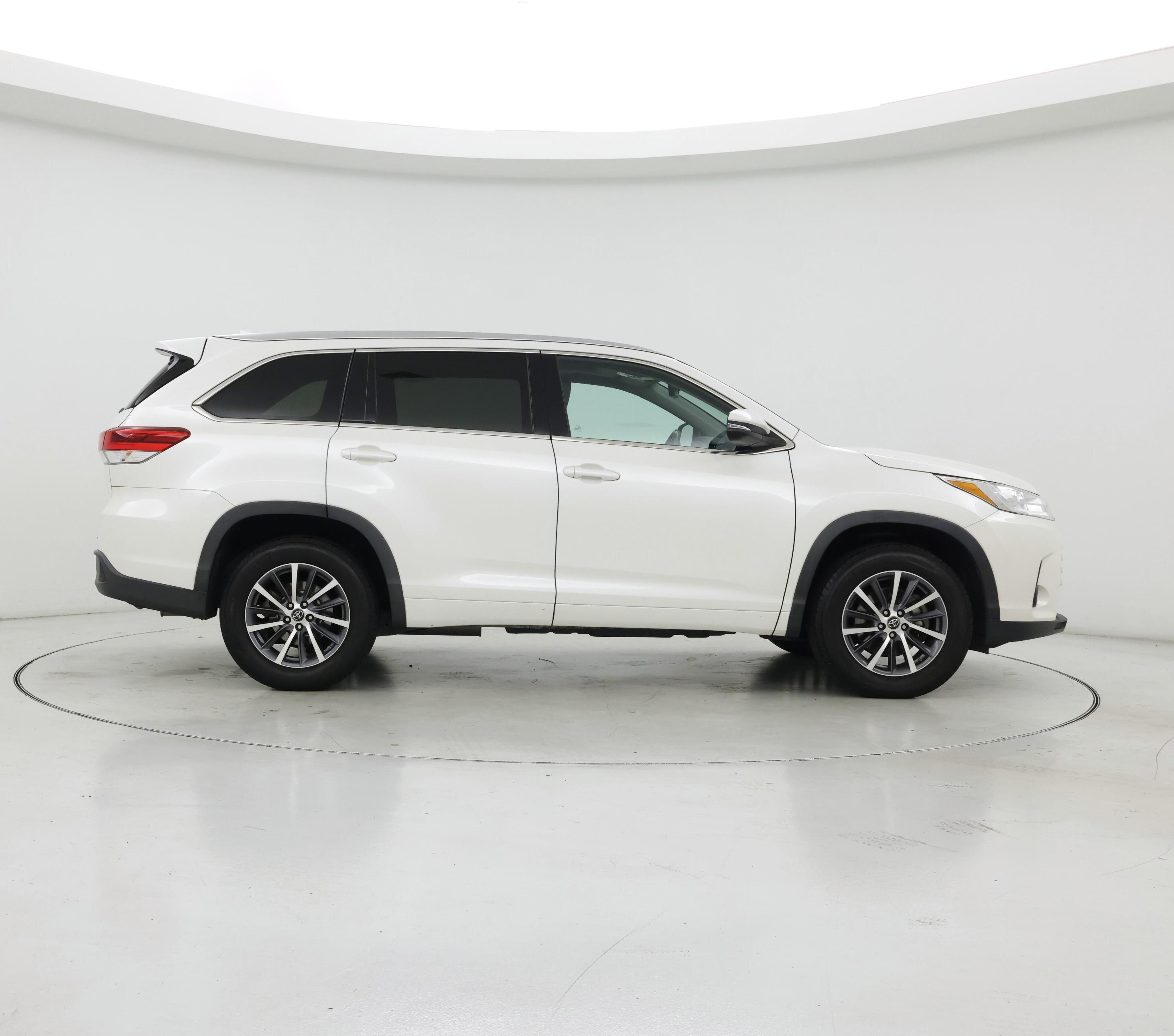 Thumbnail: 2017 Toyota Highlander - 7