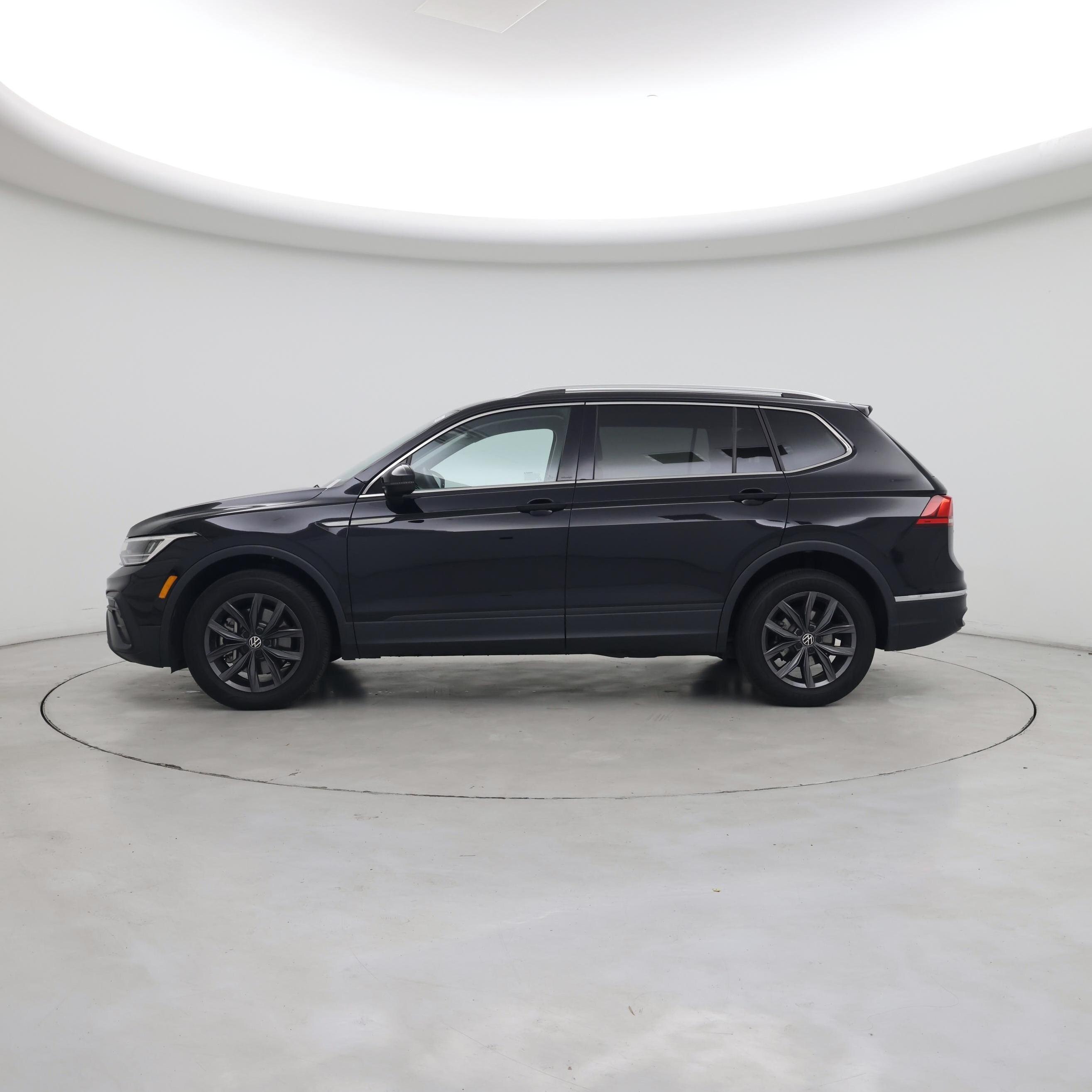 Thumbnail: 2023 Volkswagen Tiguan - 3